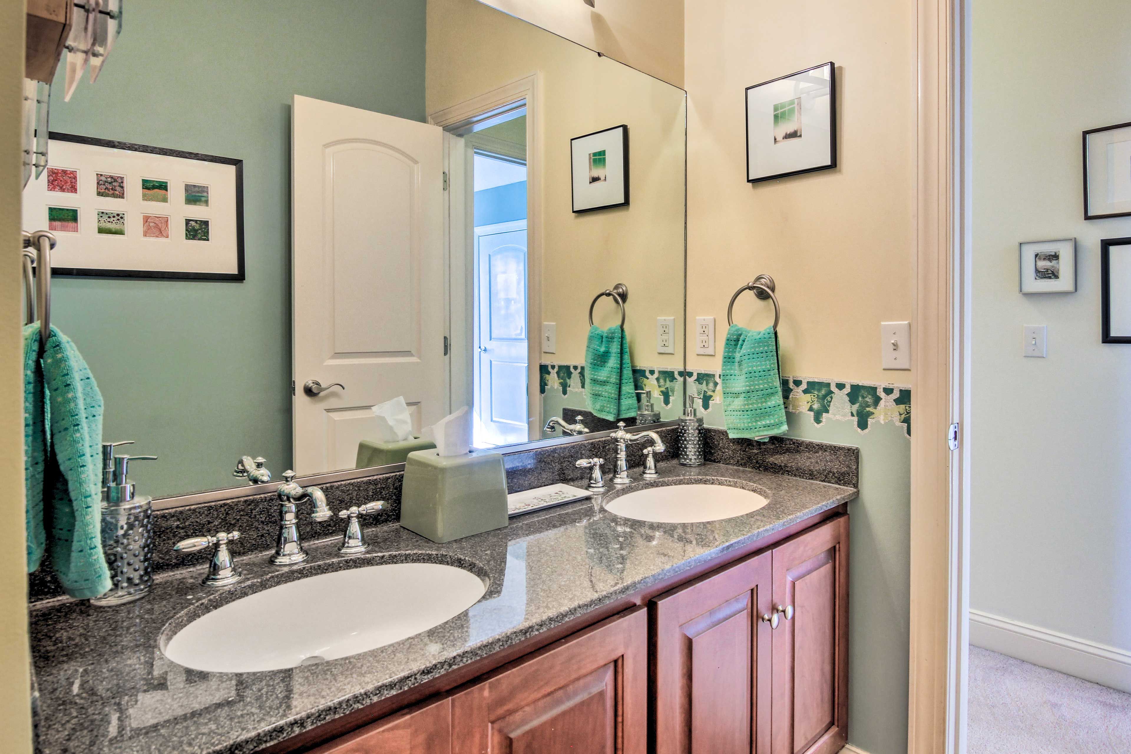 Full Bathroom | Complimentary Toiletries