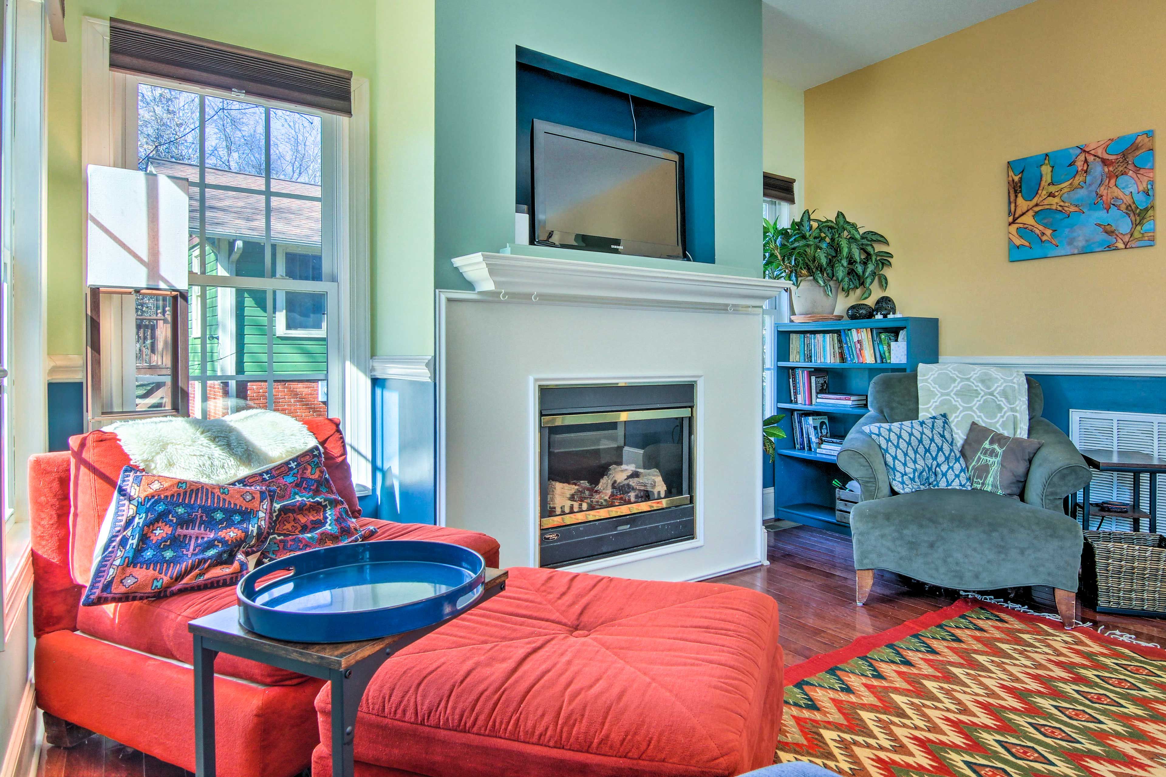 Living Room | Free WiFi | Central Heating & A/C | Fireplace | Smart TV