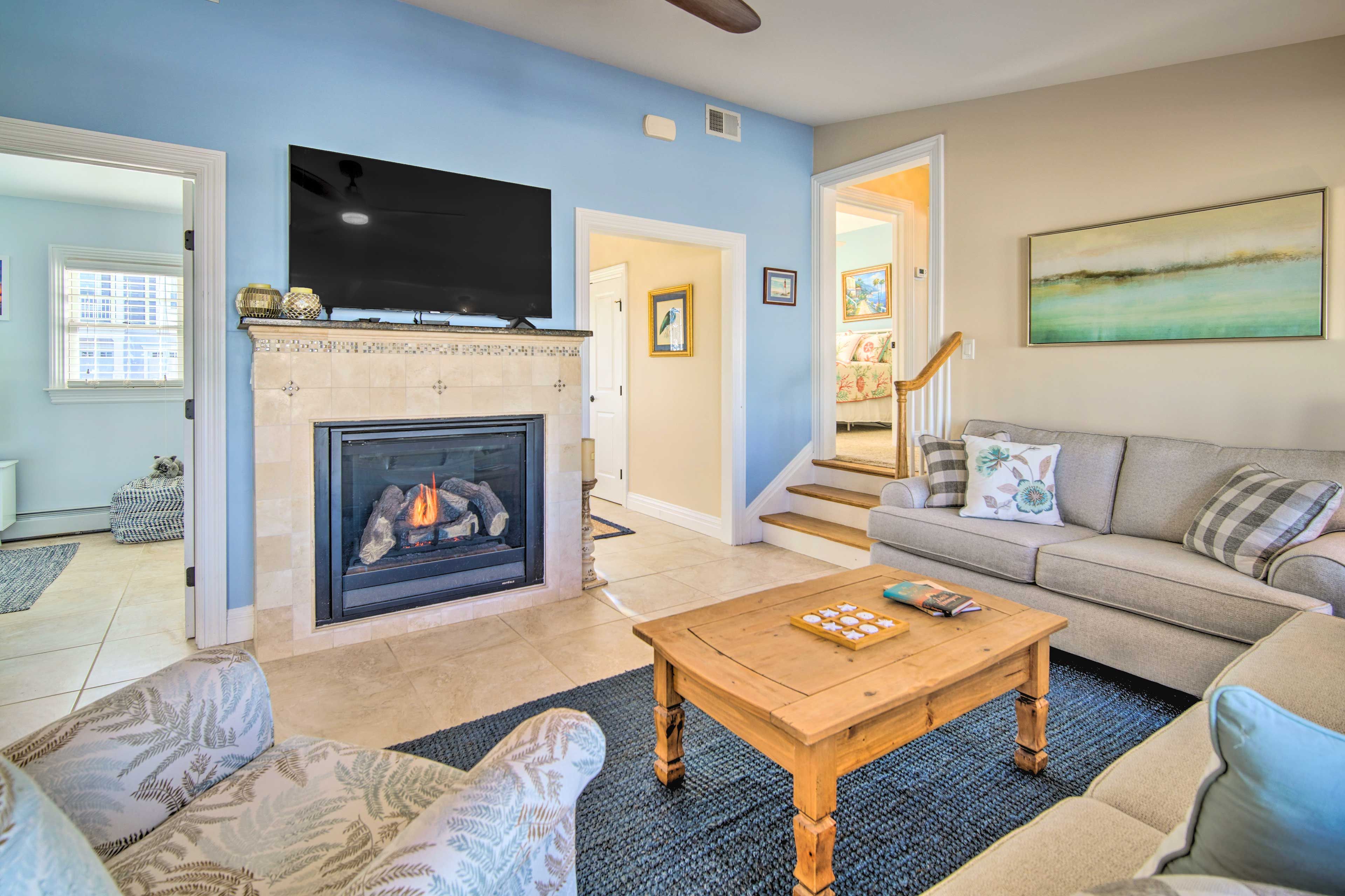 Living Room | Queen Sleeper Sofa | Free WiFi | Smart TV | Fireplace