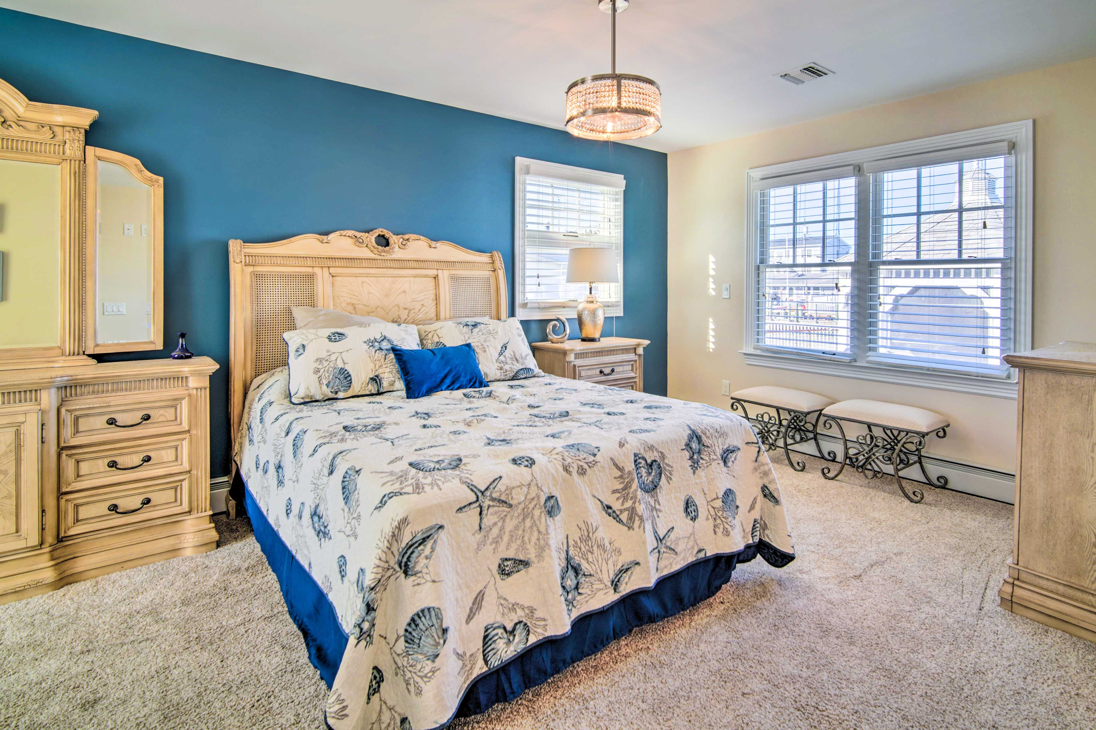 Bedroom 1 | Queen Bed | Linens Provided | En-Suite Bathroom