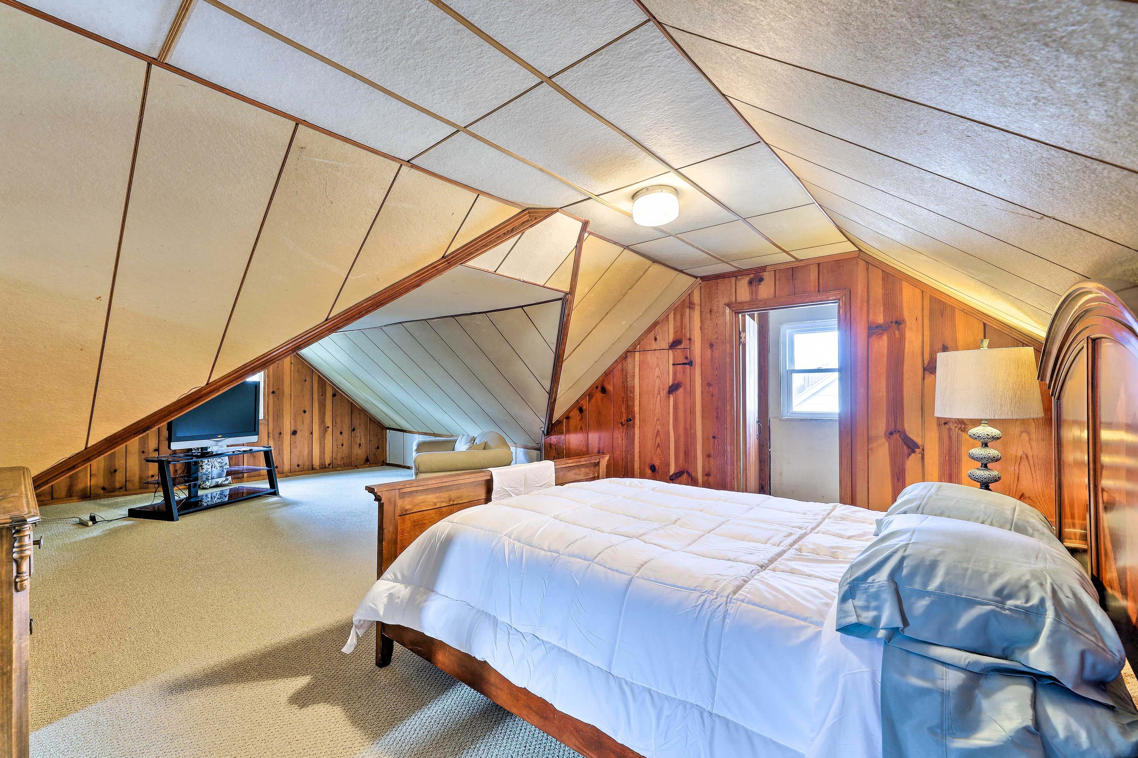 Bedroom 2 | Queen Bed | Smart TV | Sitting Area