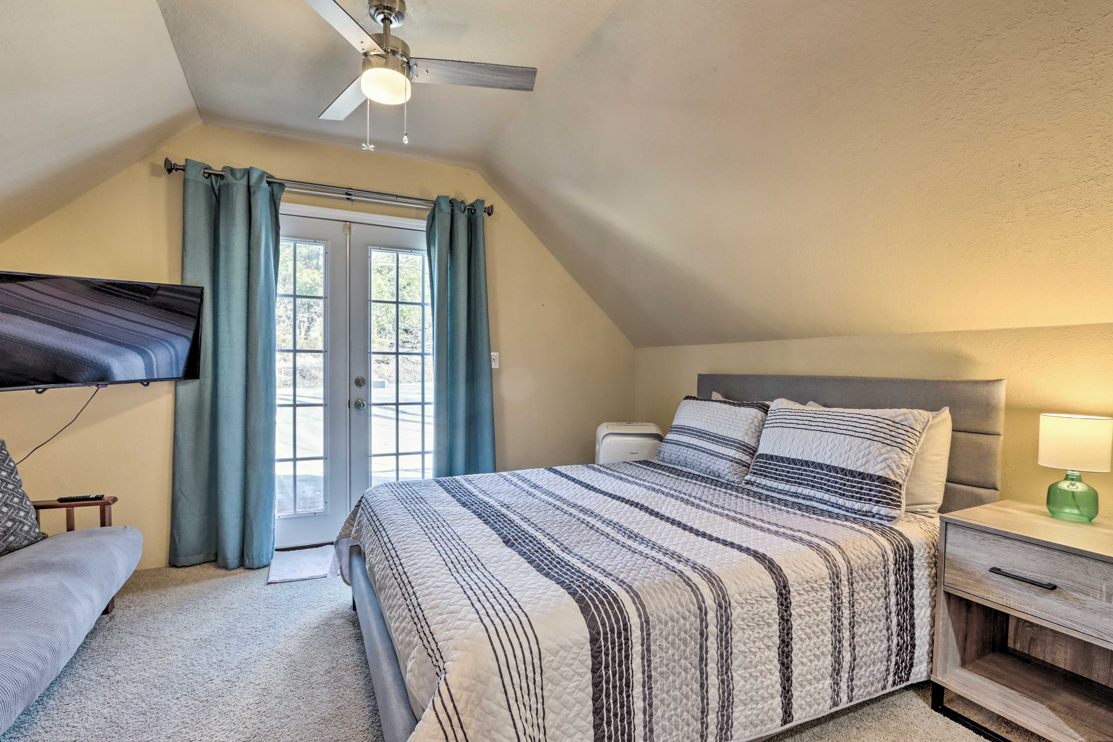 Bedroom 2 | Queen Bed | Twin Bed | Full Futon | Smart TV | 2nd Floor
