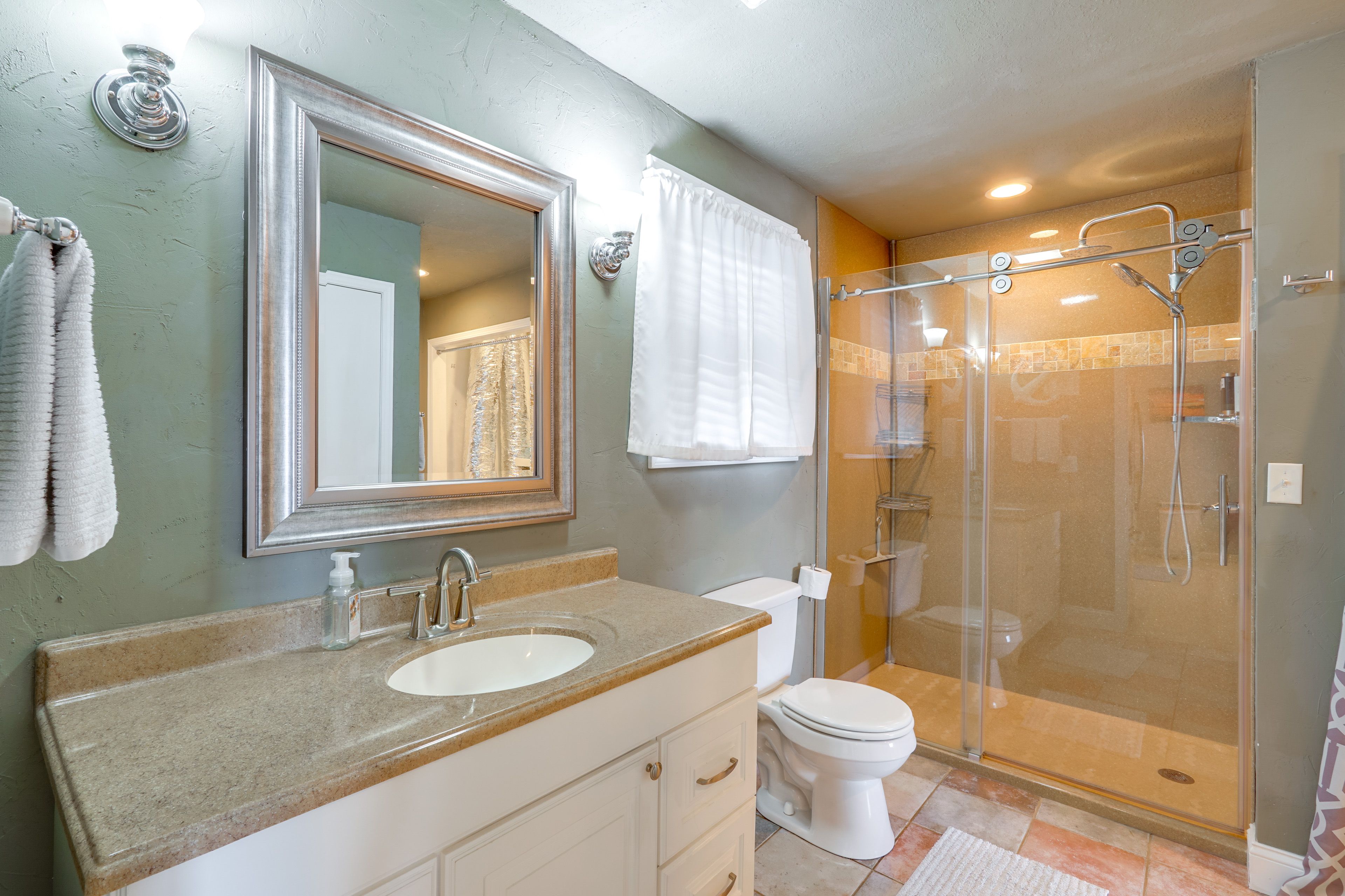En-Suite Bathroom | Complimentary Toiletries | 1st Floor
