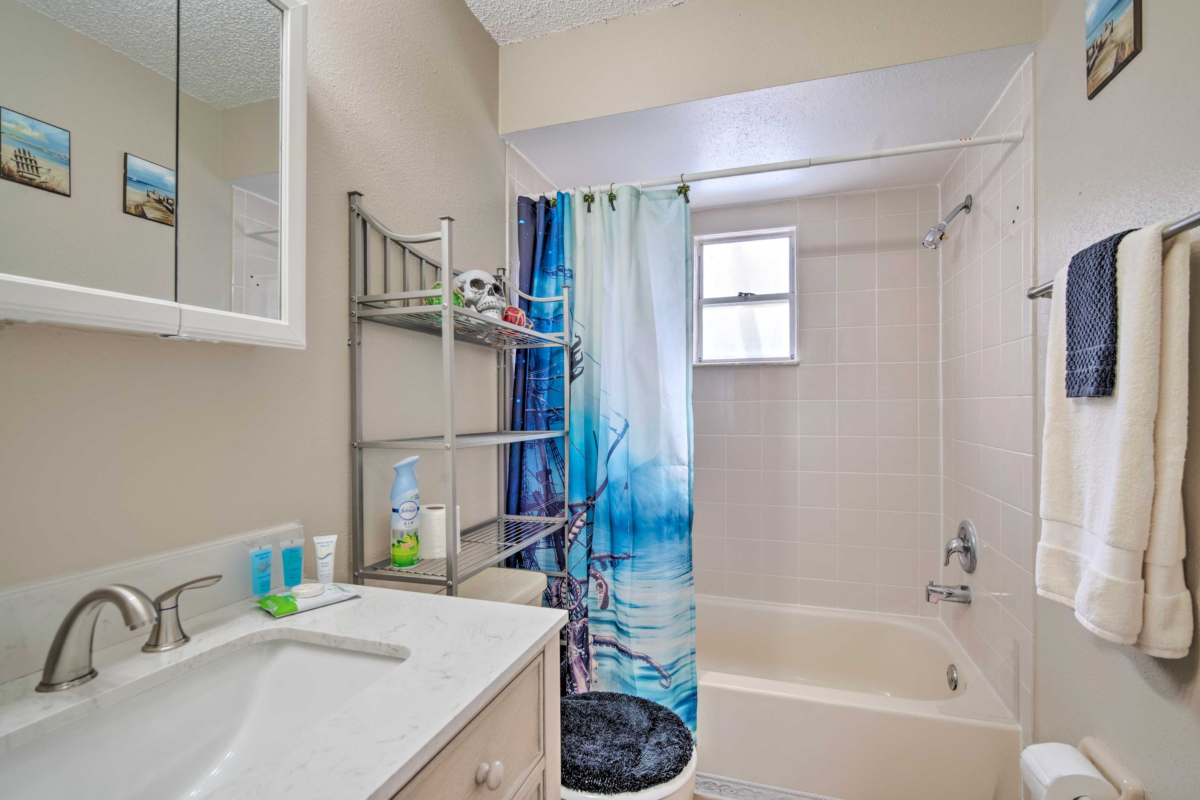 Full Bathroom | Complimentary Toileries | Towels Provided