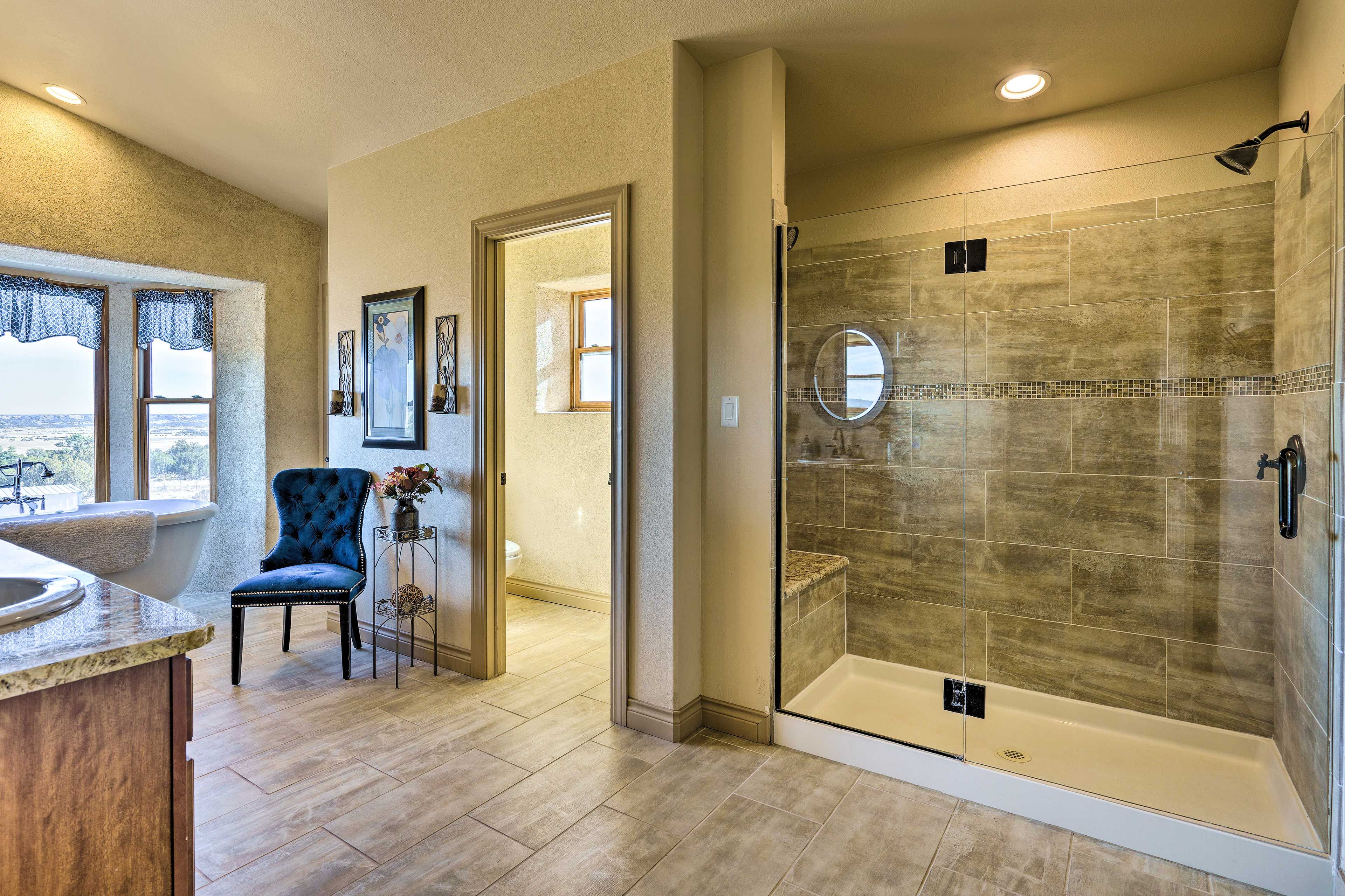 Full Bathroom | Jetted Tub | Towels Provided