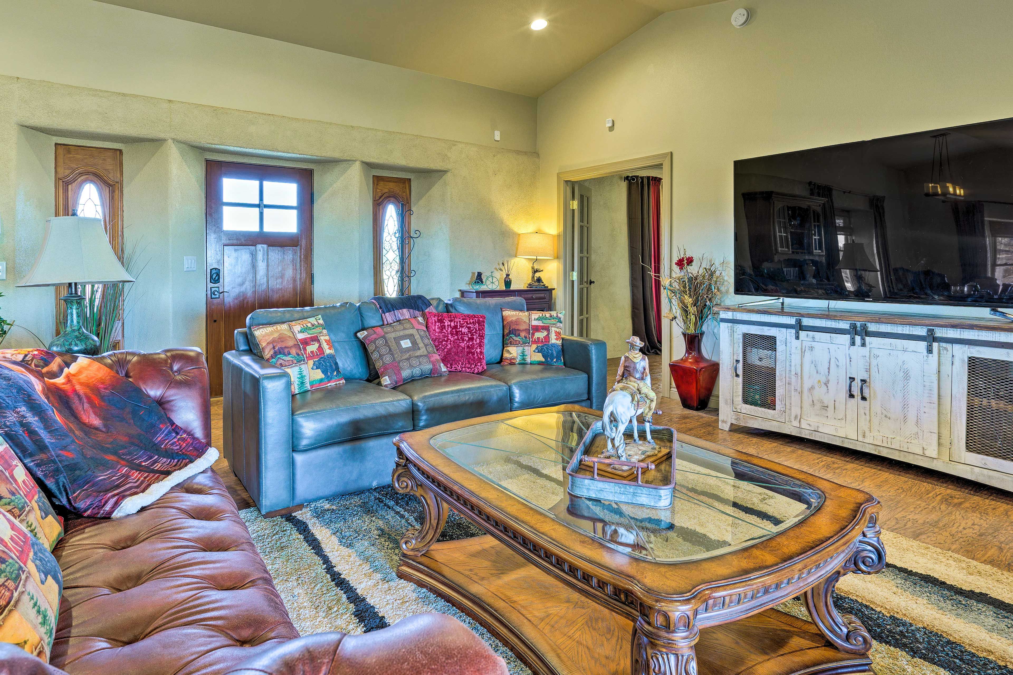 Living Room | Main Floor | Central Air Conditioning | Smart TV