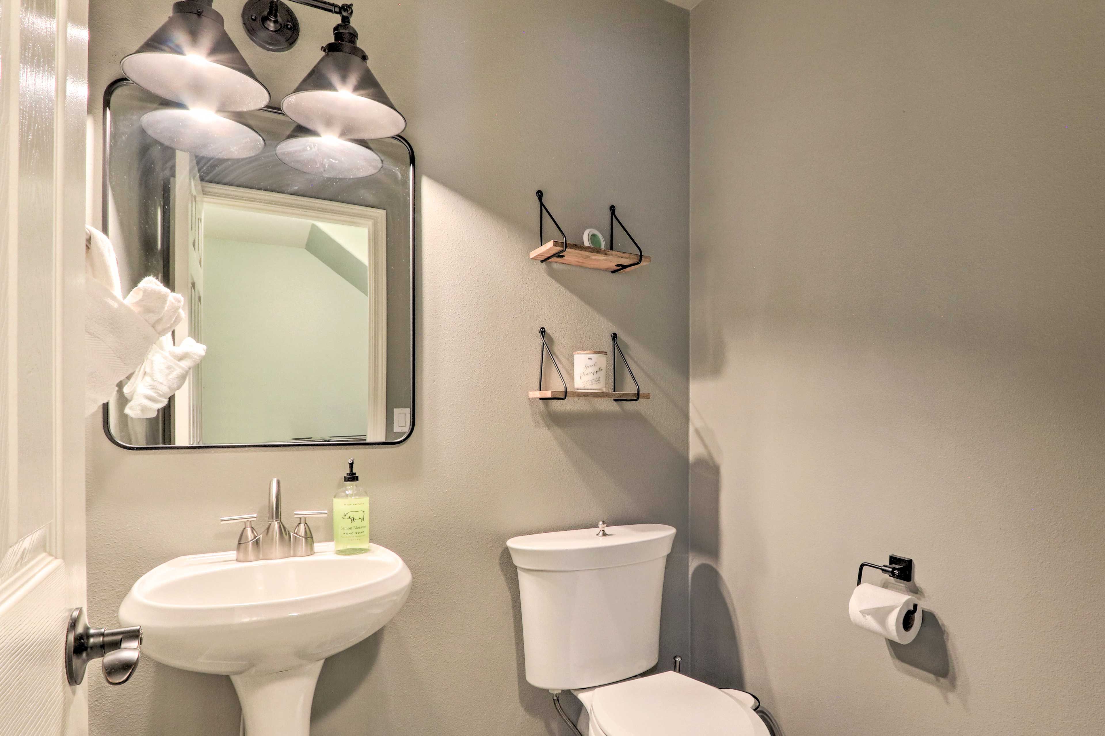Half Bathroom | 1st Floor | Towels Provided