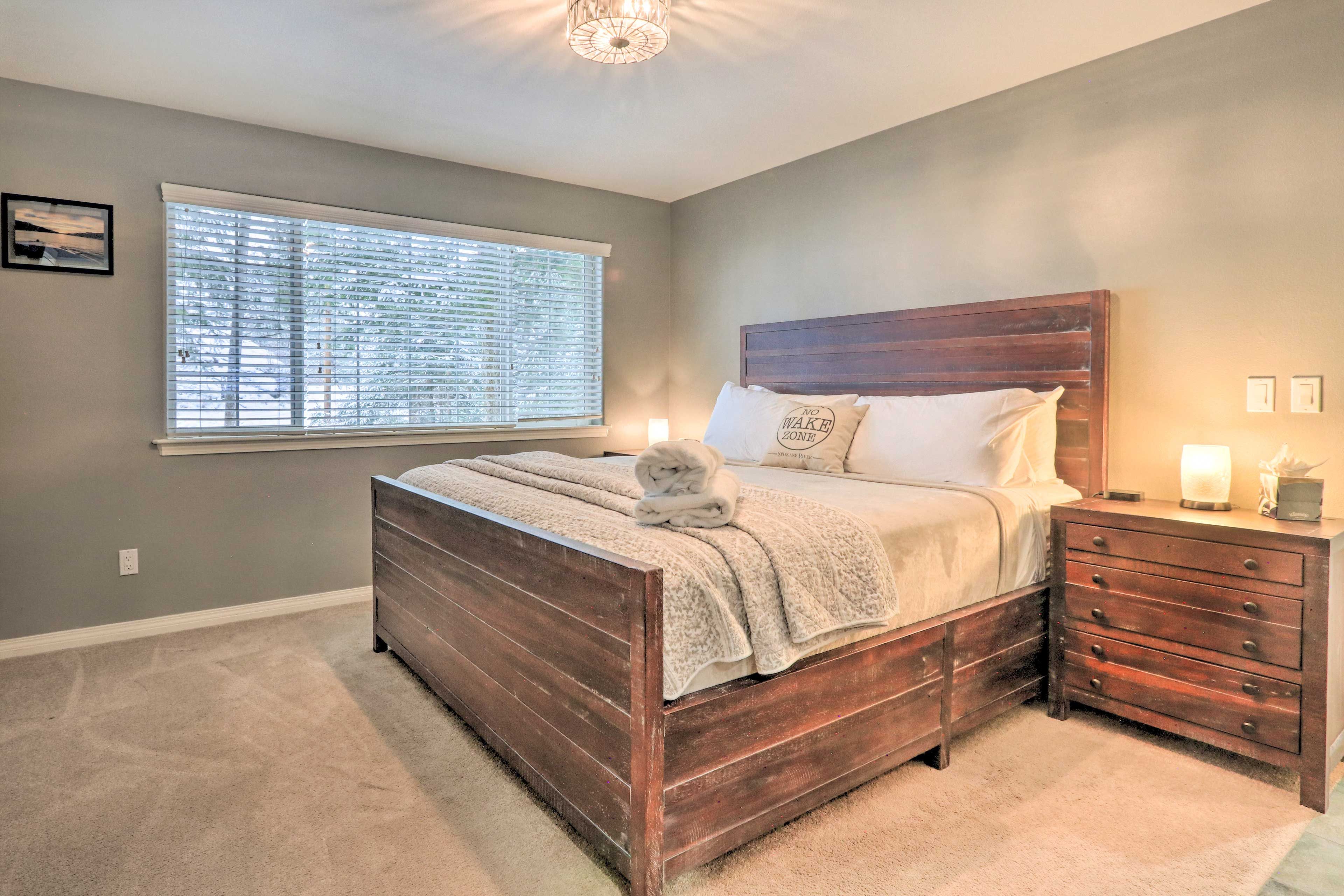 Bedroom 1 | 1st Floor | California King Bed | Gas Fireplace