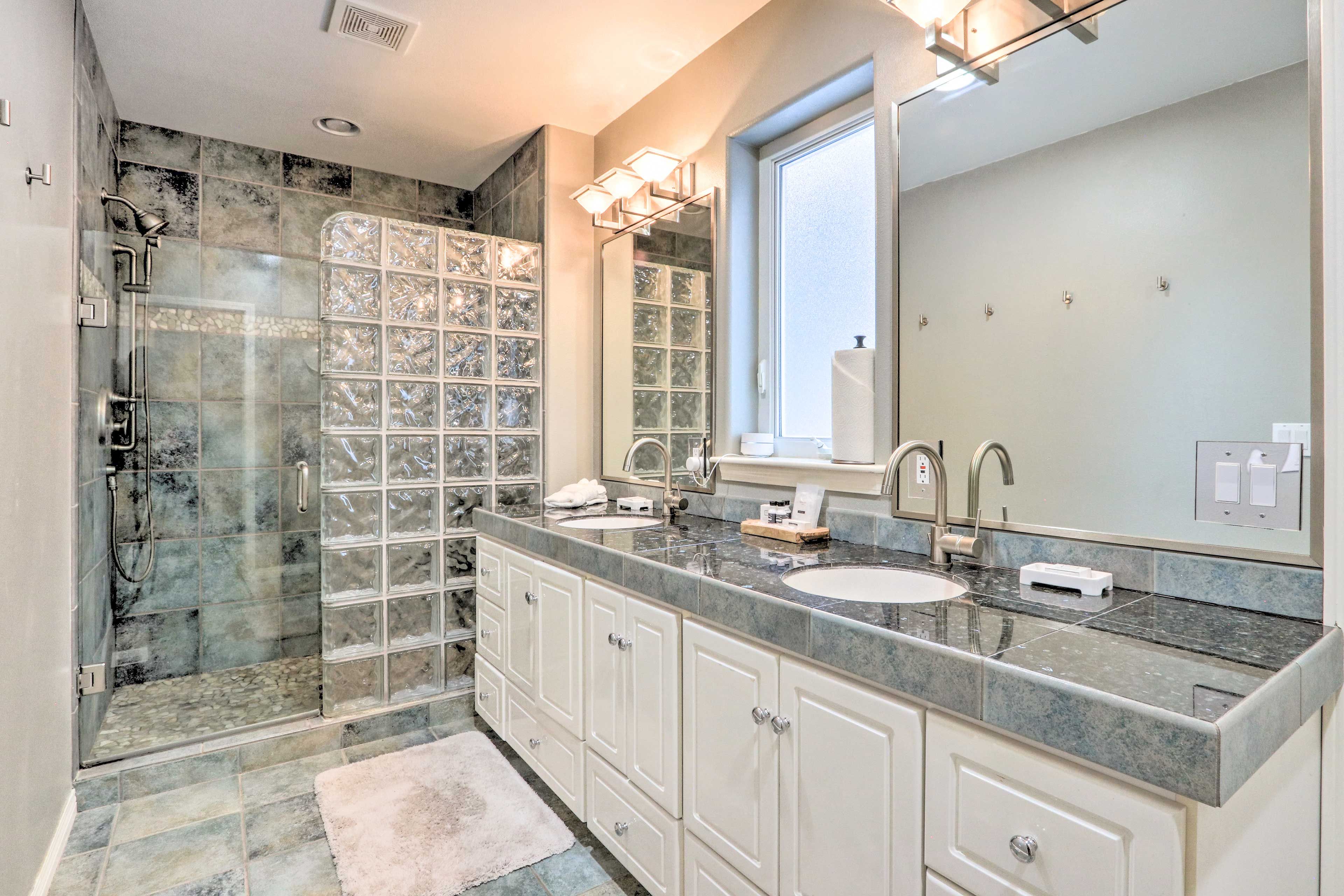 Full Bathroom | 1st Floor | Complimentary Toiletries