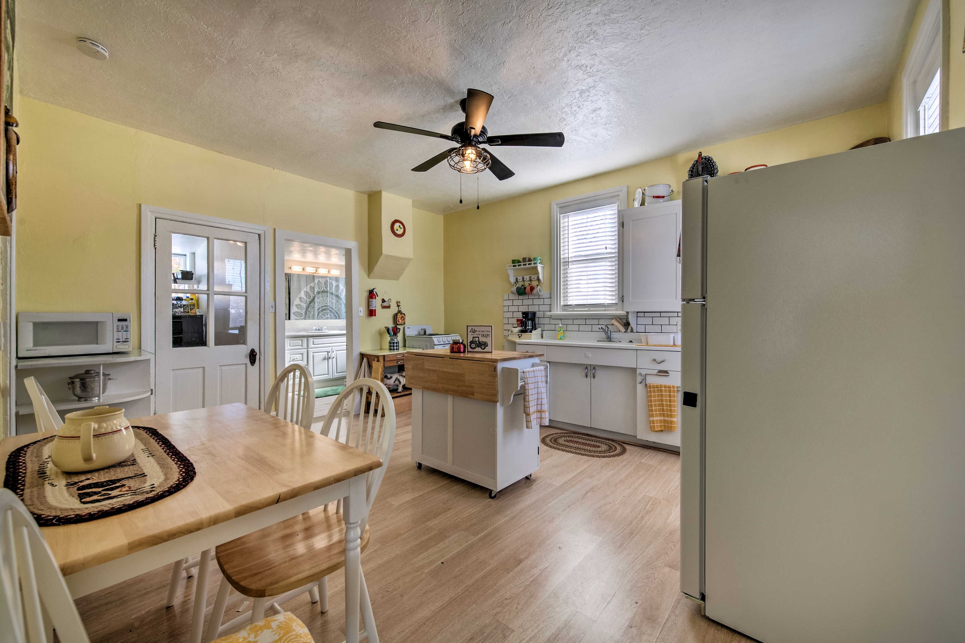 Farmhouse Kitchen | Dining Area | Dishware & Flatware Provided