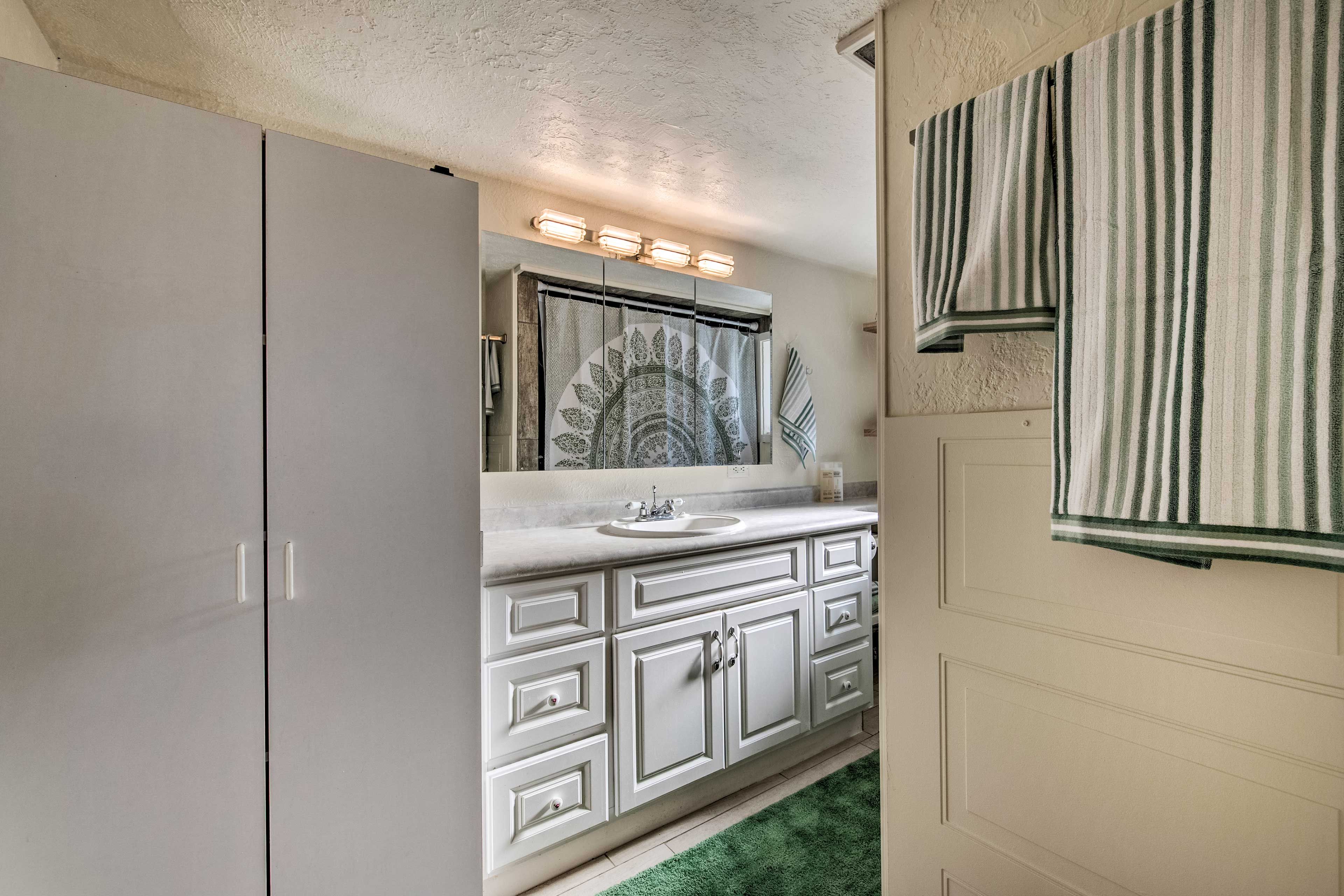 Full Bathroom | Complimentary Toiletries