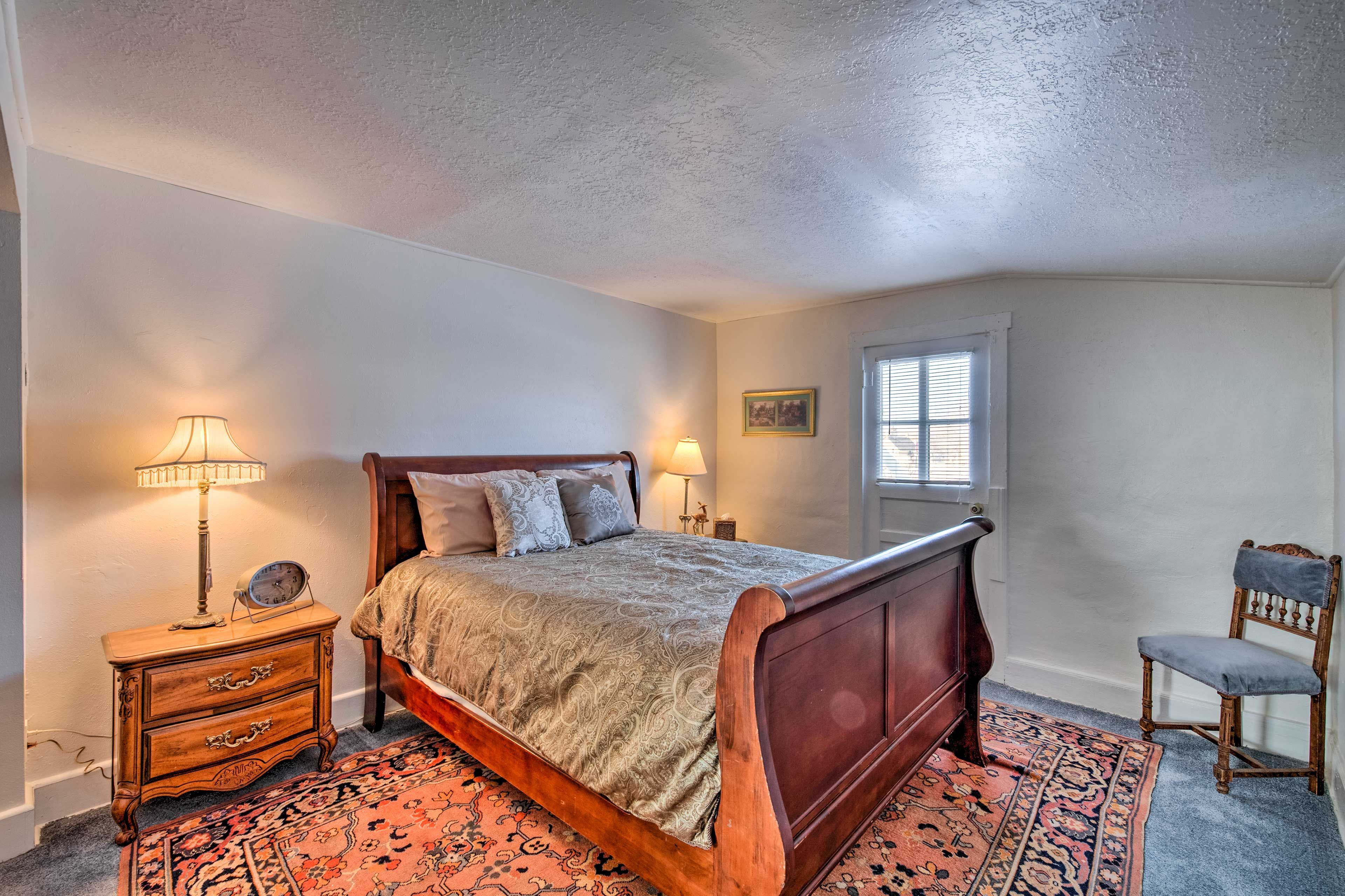Bedroom 1 | Queen Bed