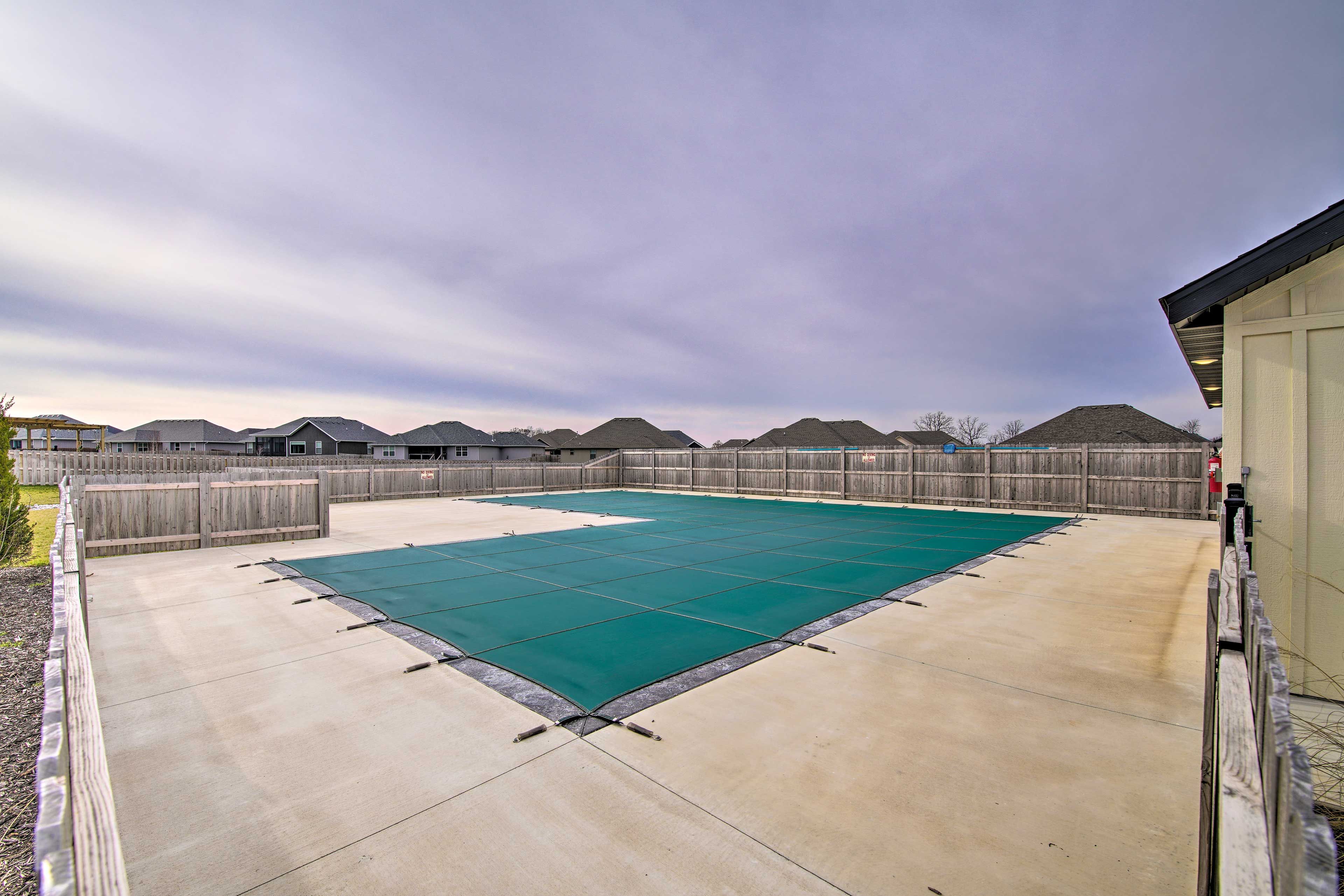 Seasonal Community Pool (Late May-Labor Day Weekend)