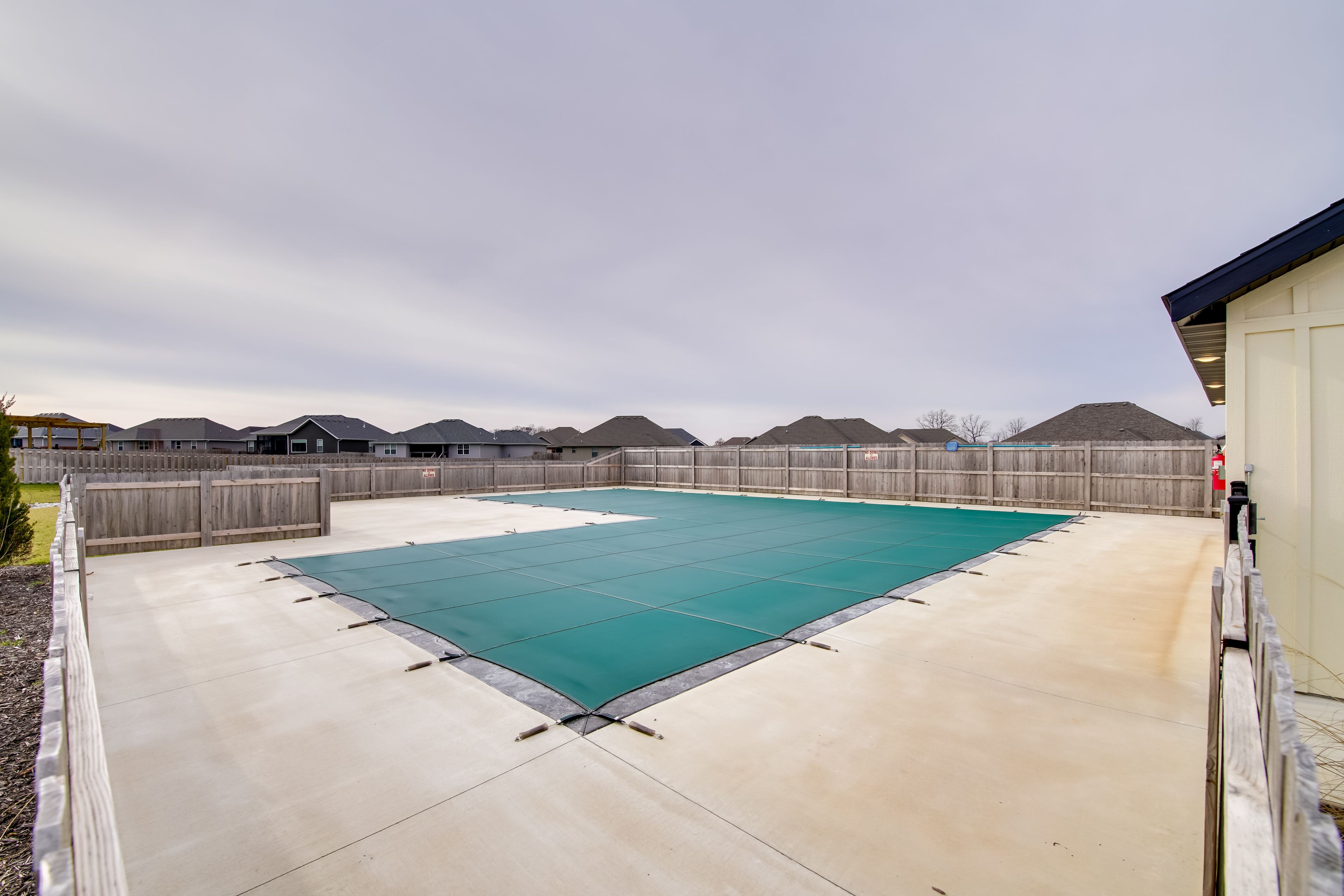 Seasonal Community Pool (Late May-Labor Day Weekend)