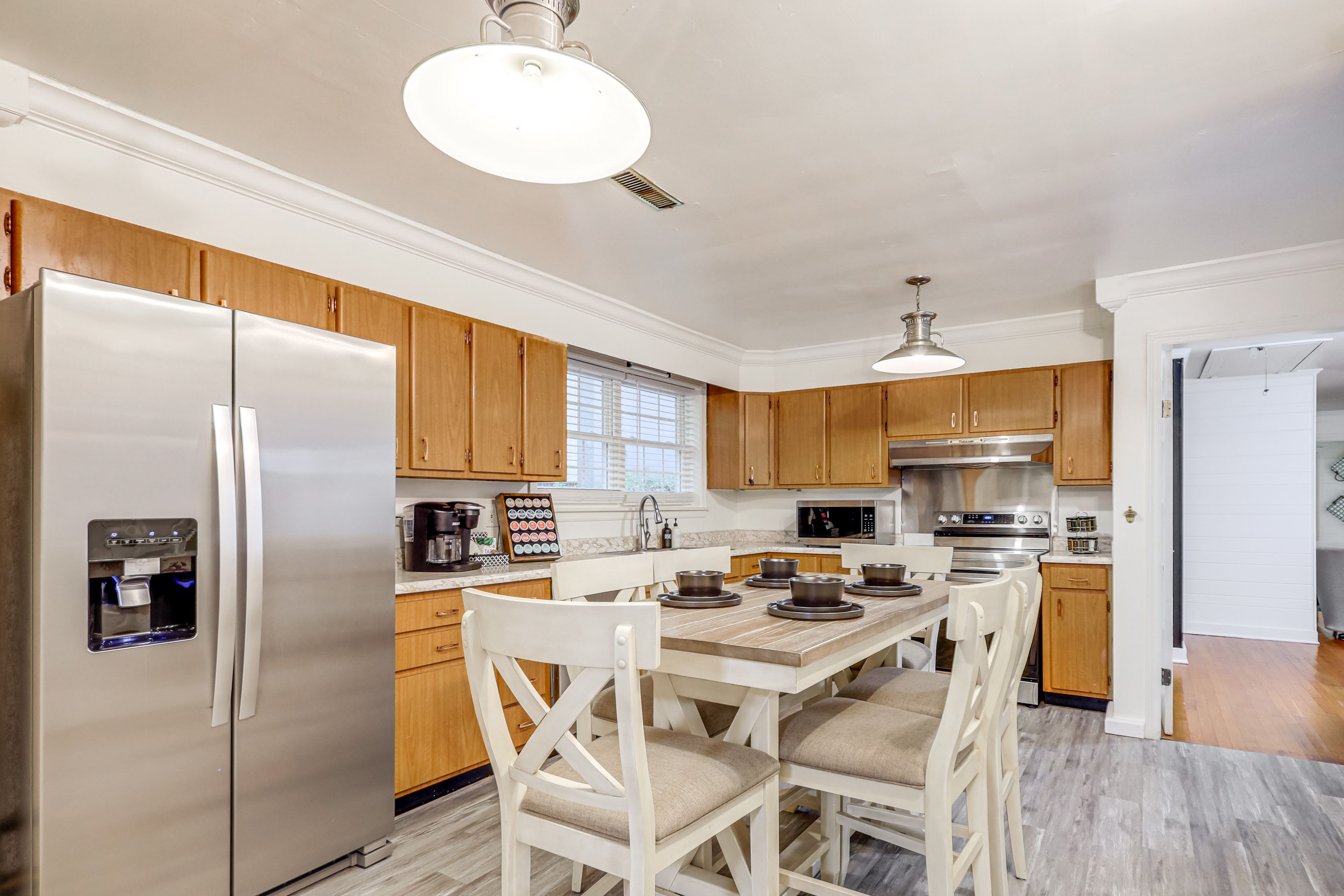Kitchen & Dining Area | Dishware & Flatware Provided