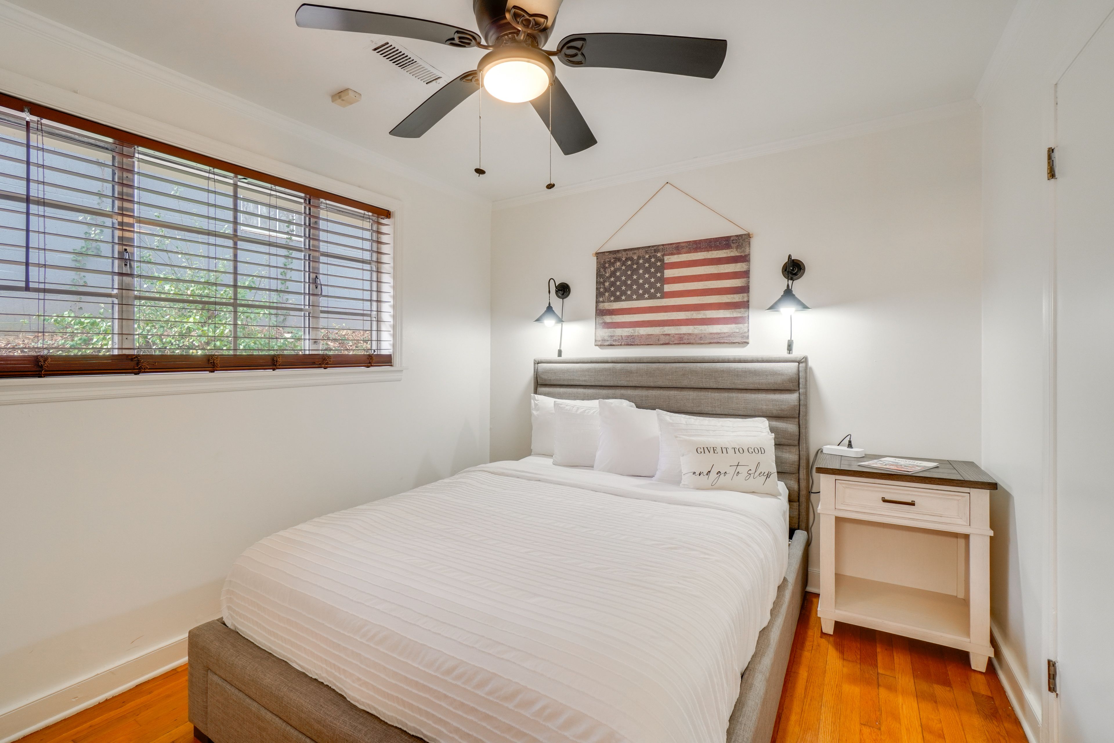 Bedroom 3 | Queen Bed