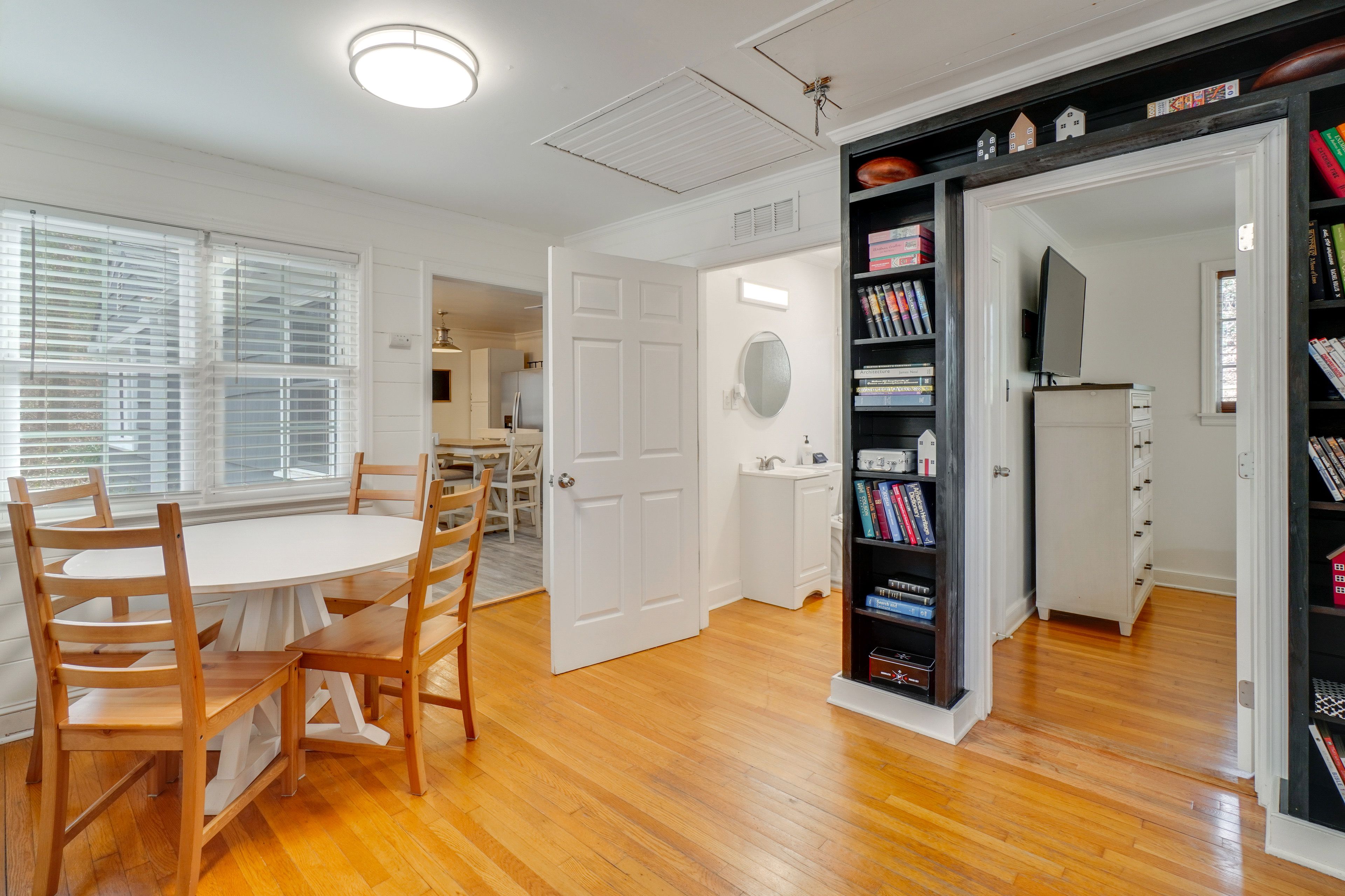 Dining Area | Dishes & Flatware Provided | Books