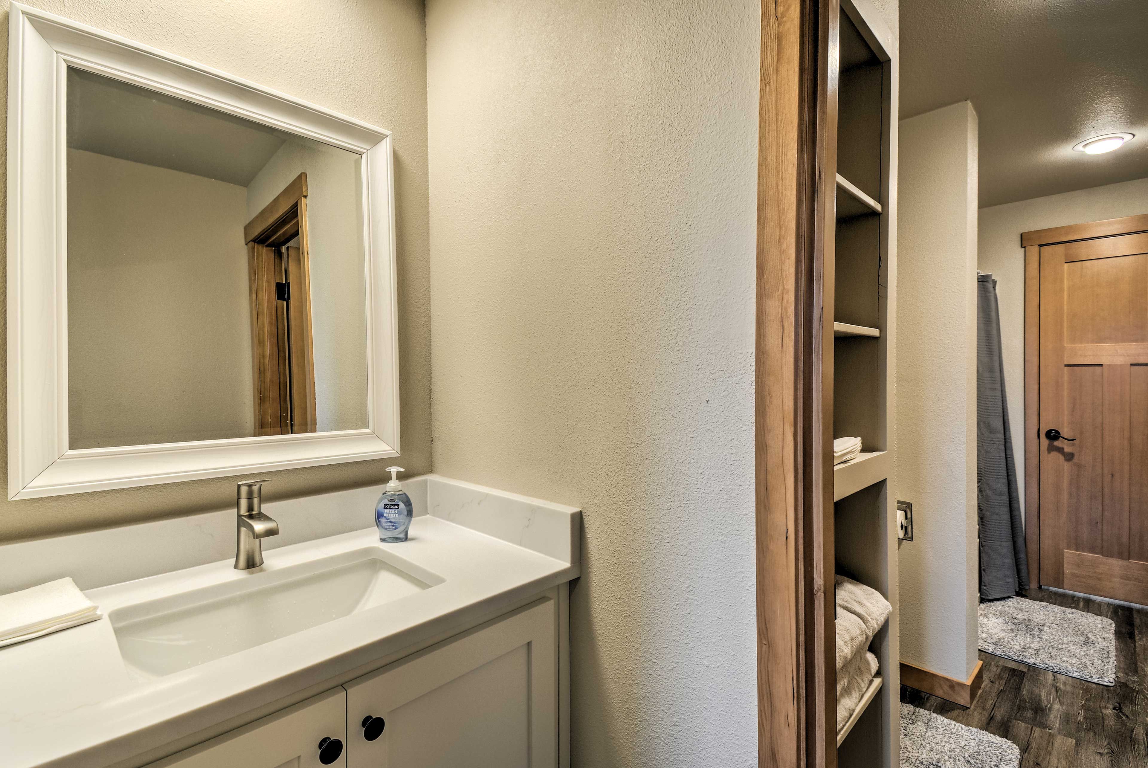 Jack-and-Jill Bathroom | Complimentary Toiletries | Towels Provided