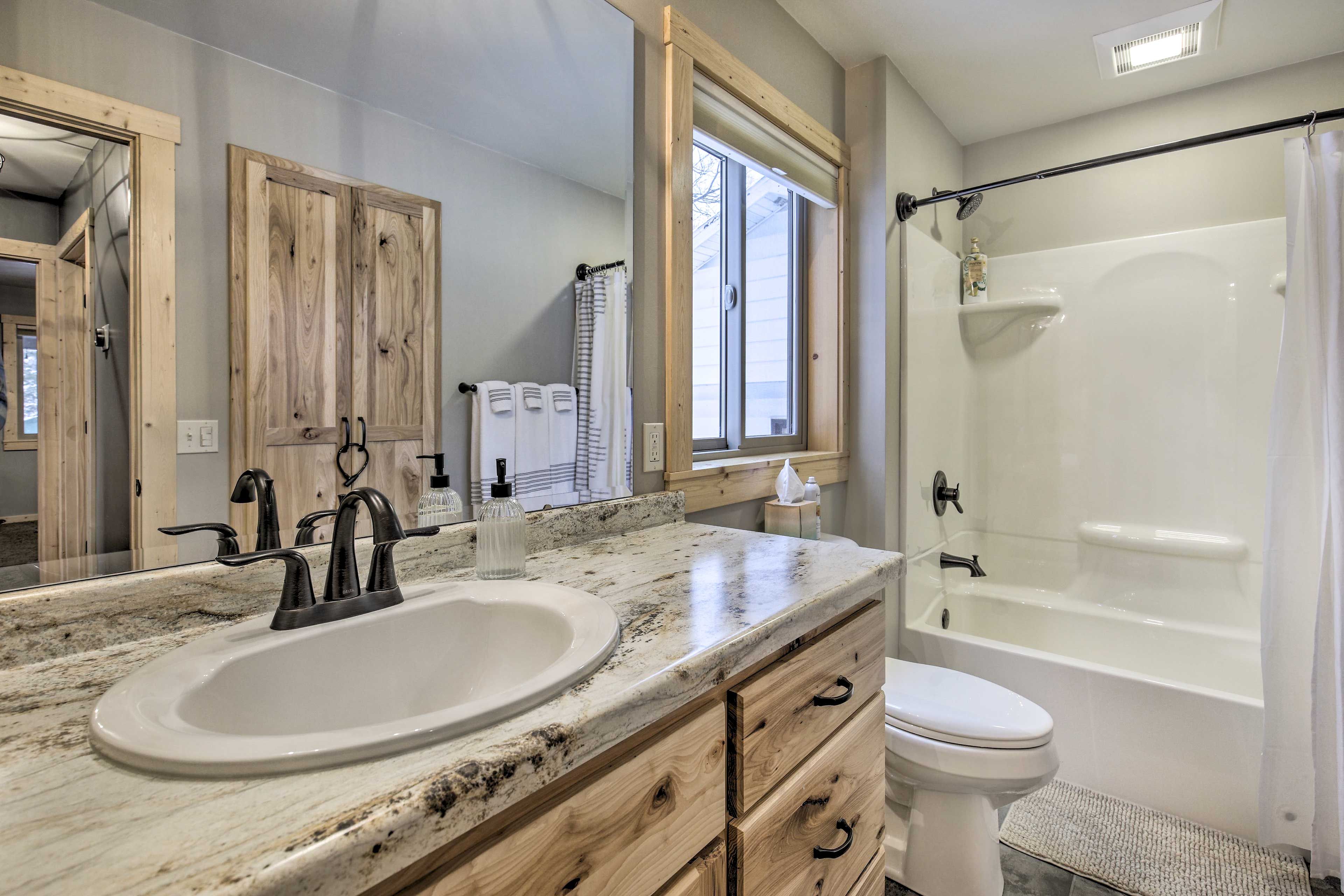 Full Bathroom | Towels Provided | Complimentary Toiletries
