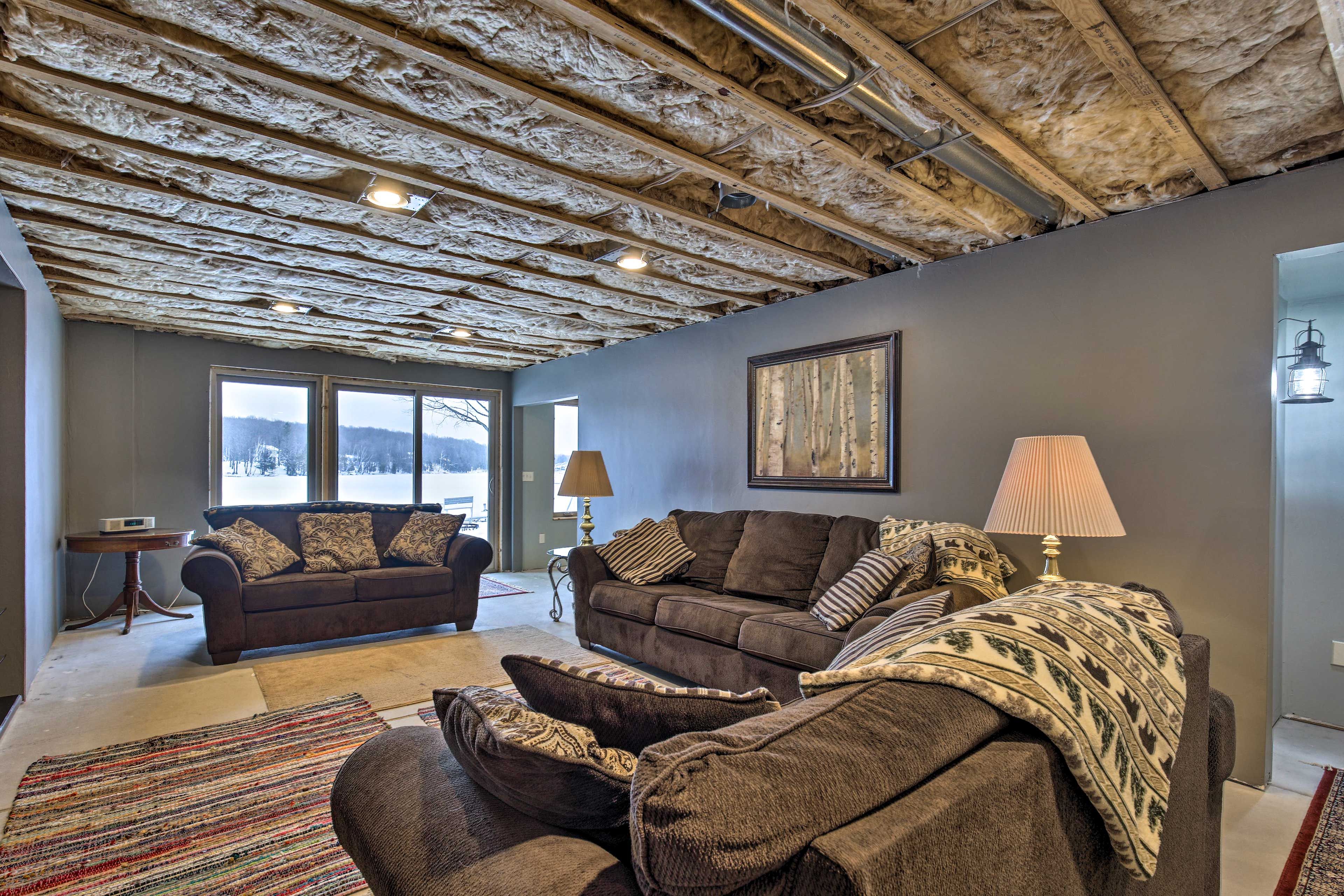 Lounge Area | Lower Level | Smart TV