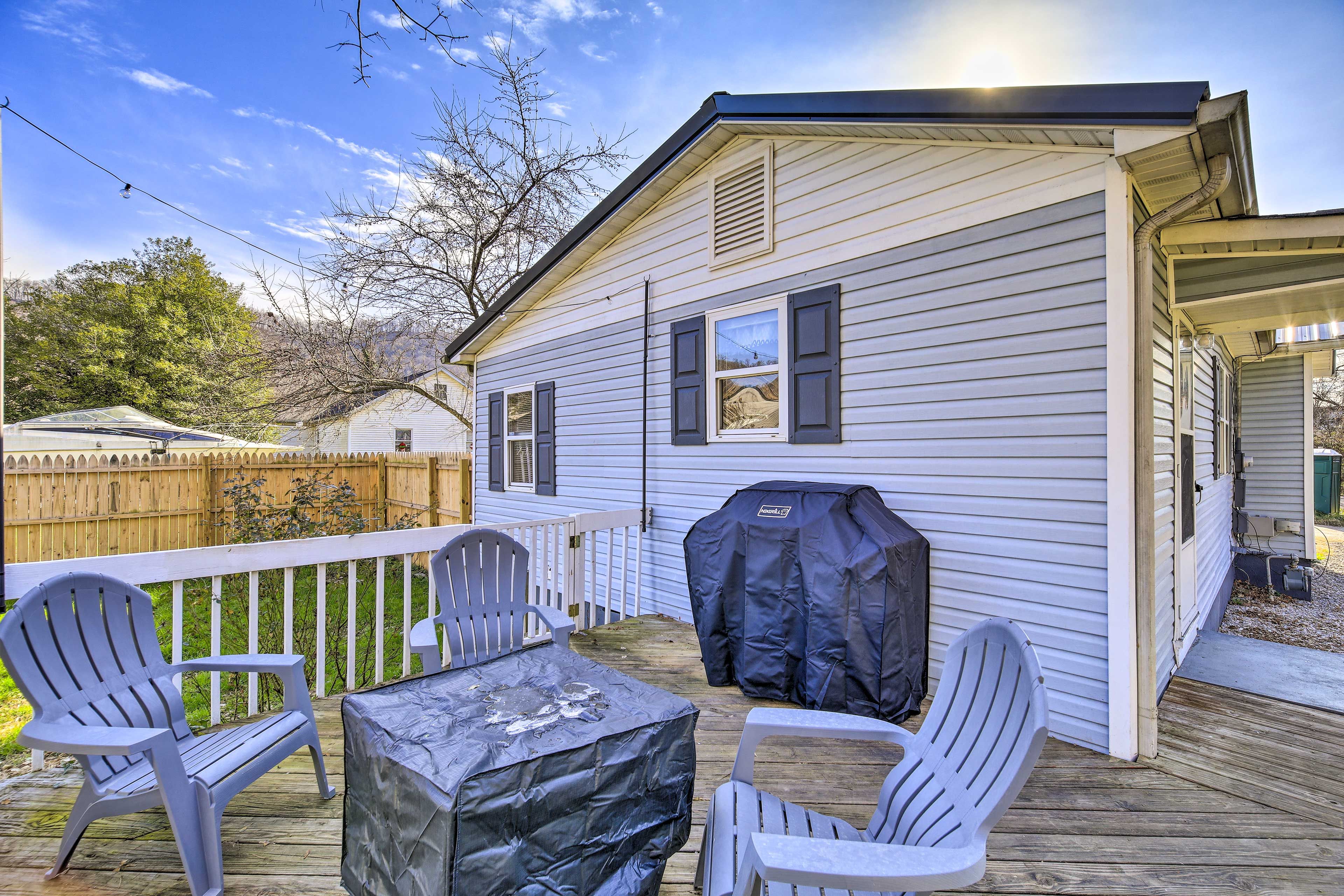 Deck | Pet Friendly w/ Fee | Gas Fire Pit | Fenced Yard