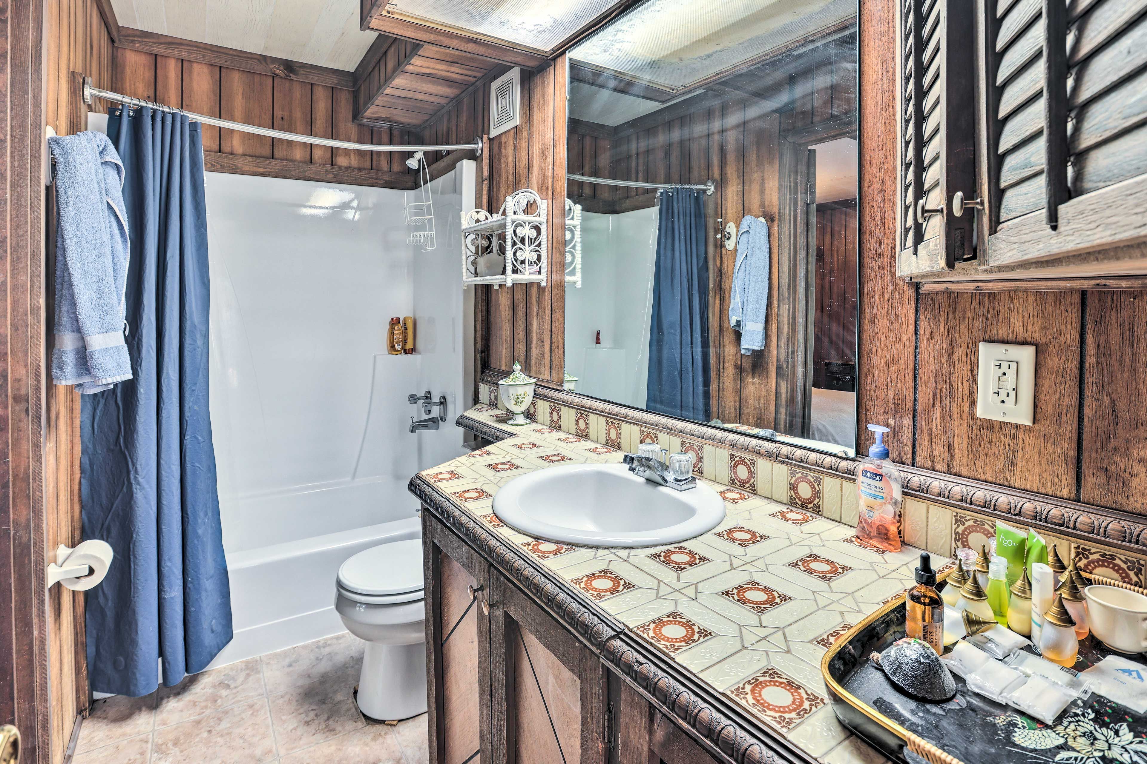 Full Bathroom | Towels Provided | Complimentary Toiletries