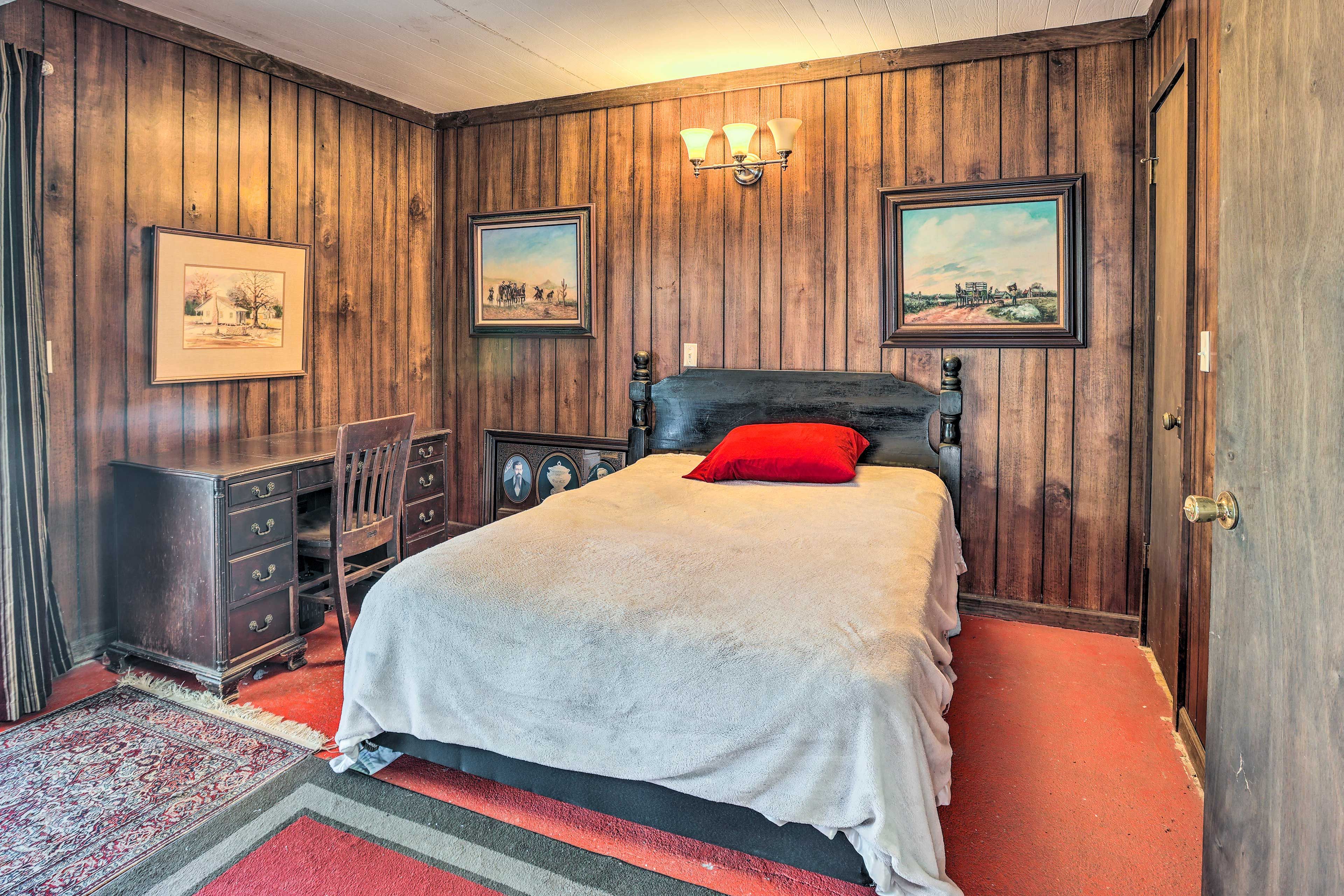 Bedroom 1 | Main Level | Queen Bed | Linens Provided