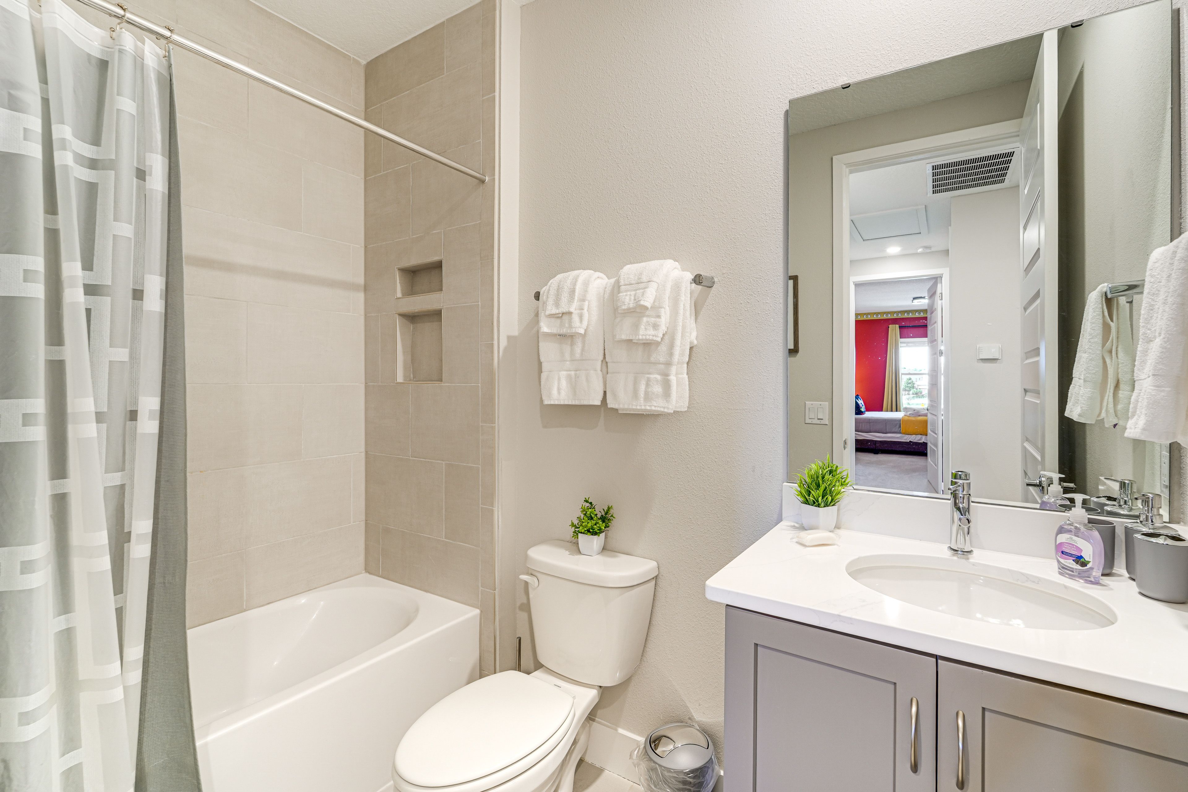 Full Bathroom | 2nd Floor | Complimentary Toiletries