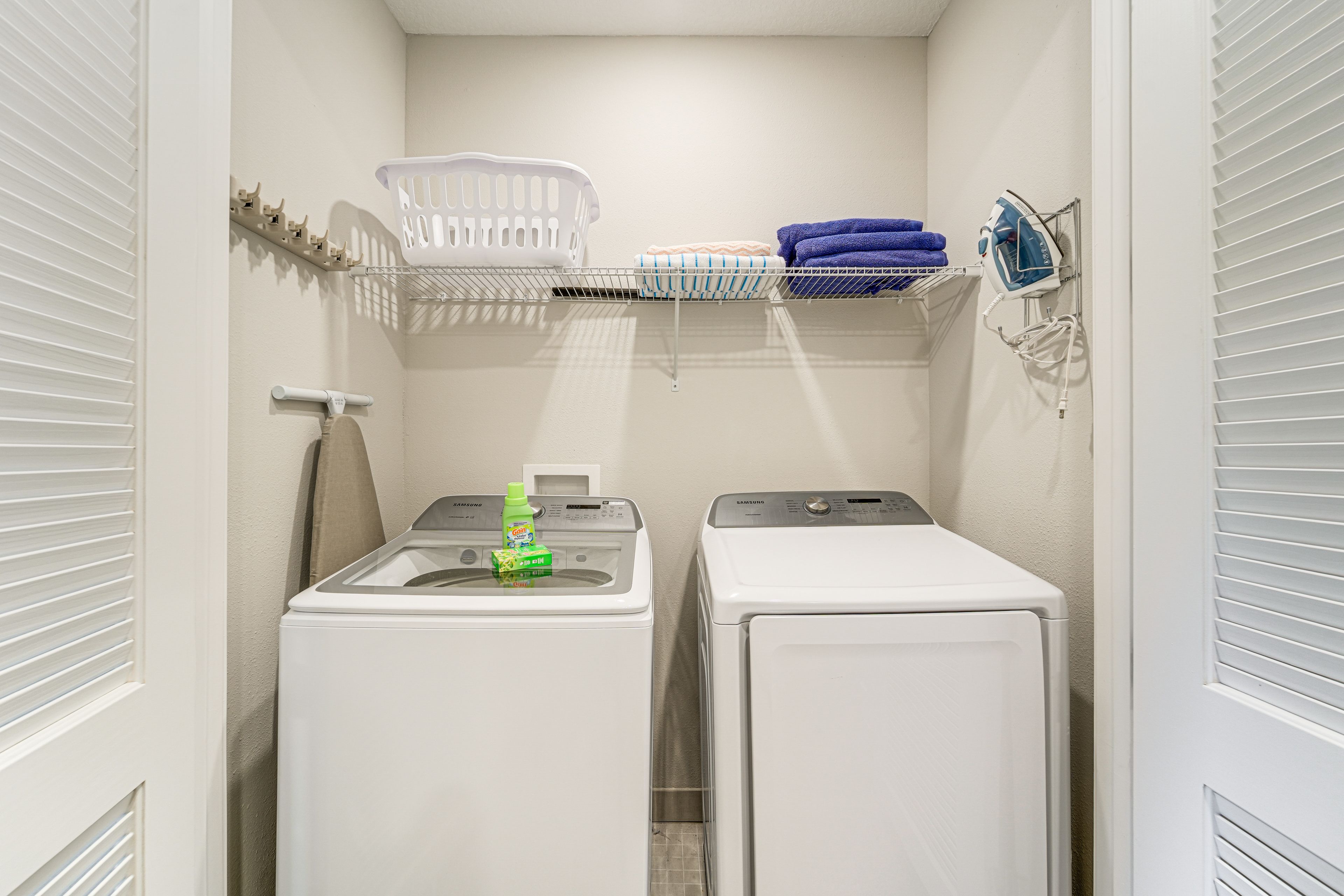 Laundry Closet | Washer & Dryer