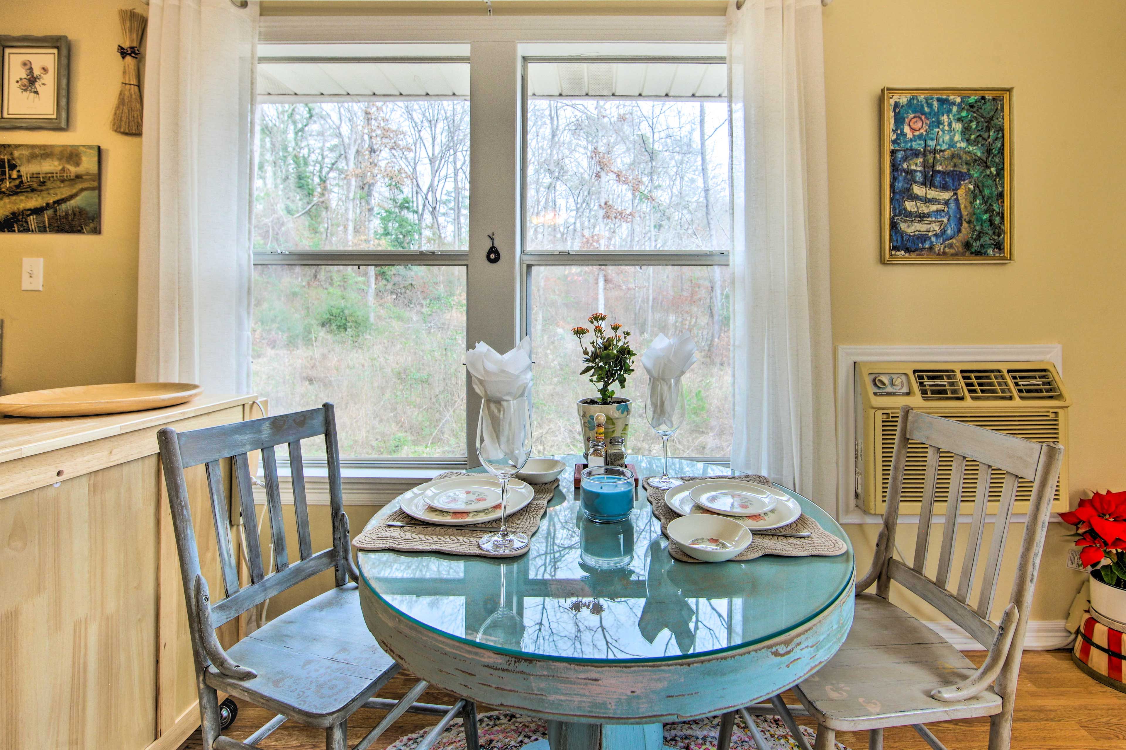 Dining Area | Towels/Linens | Free WiFi