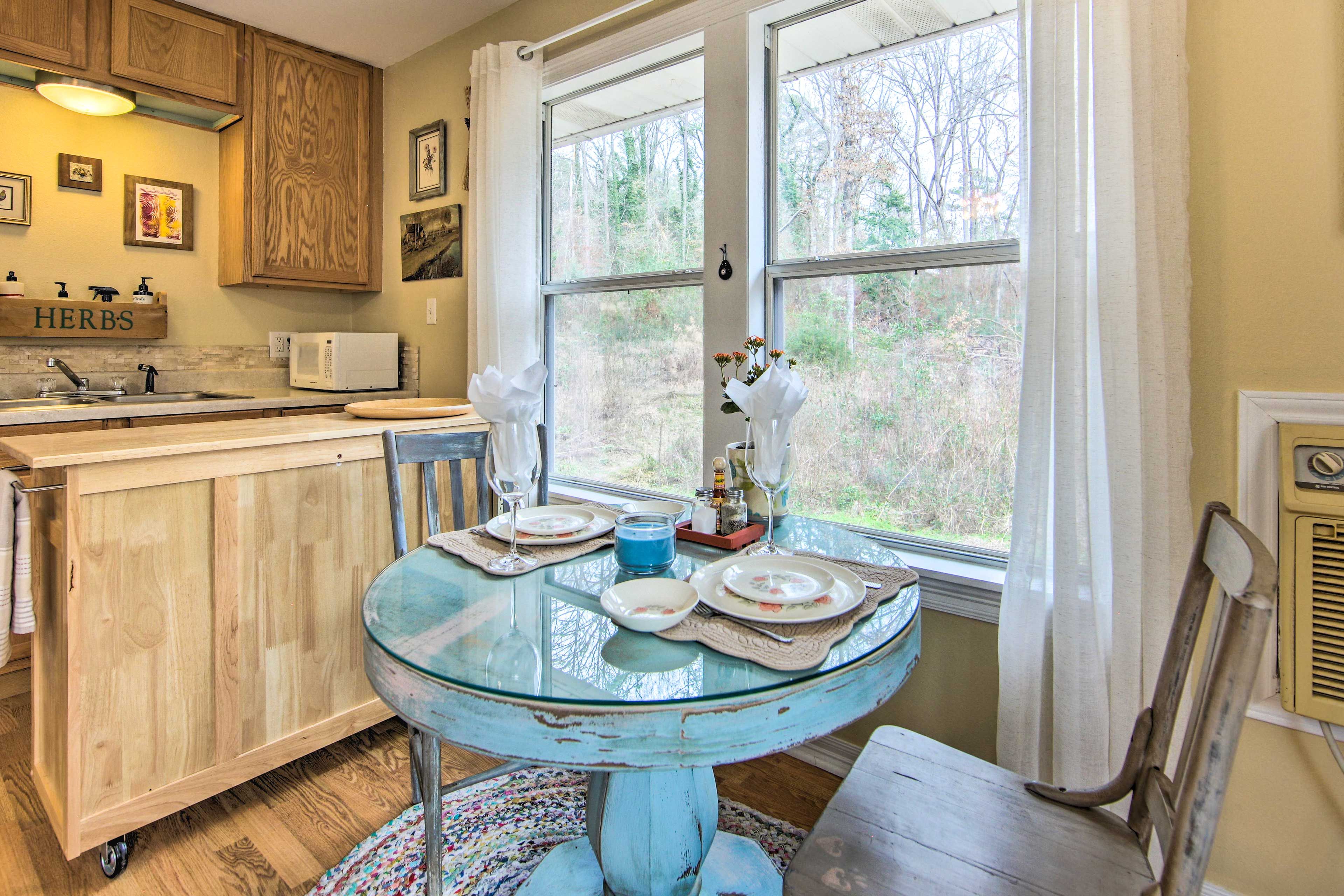 Kitchen/Dining Area | Single-Story Interior | Homeowner & 3 Dogs On-Site