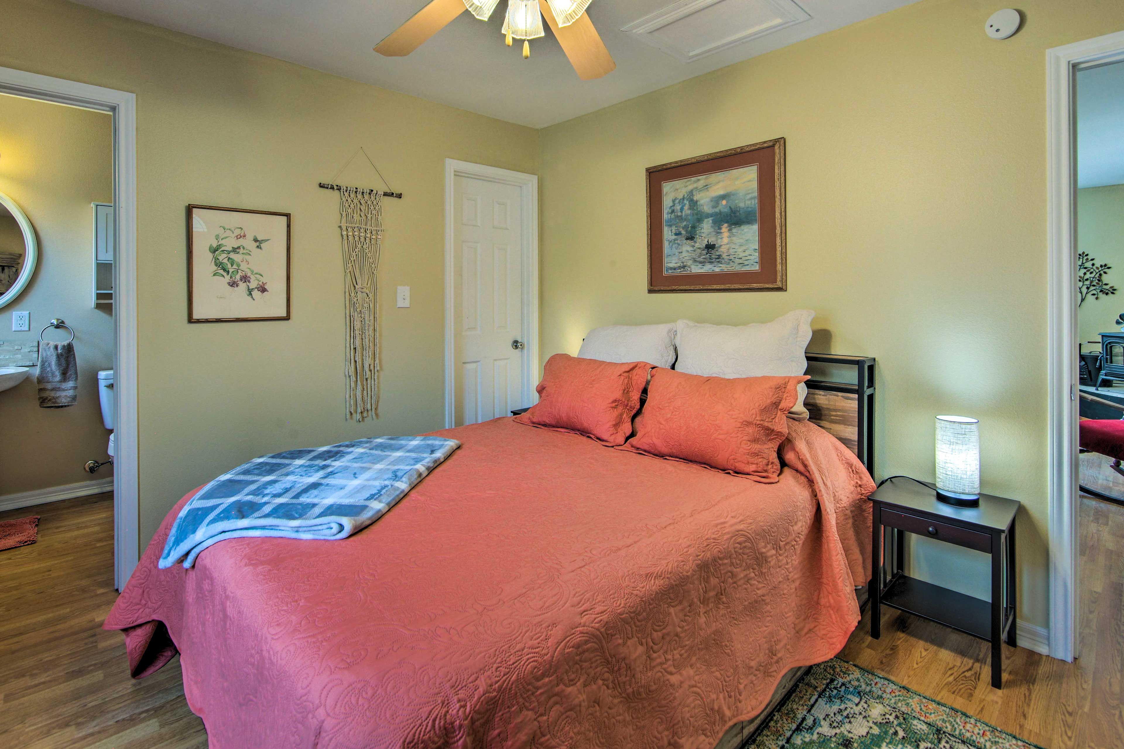 Bedroom | Queen Bed