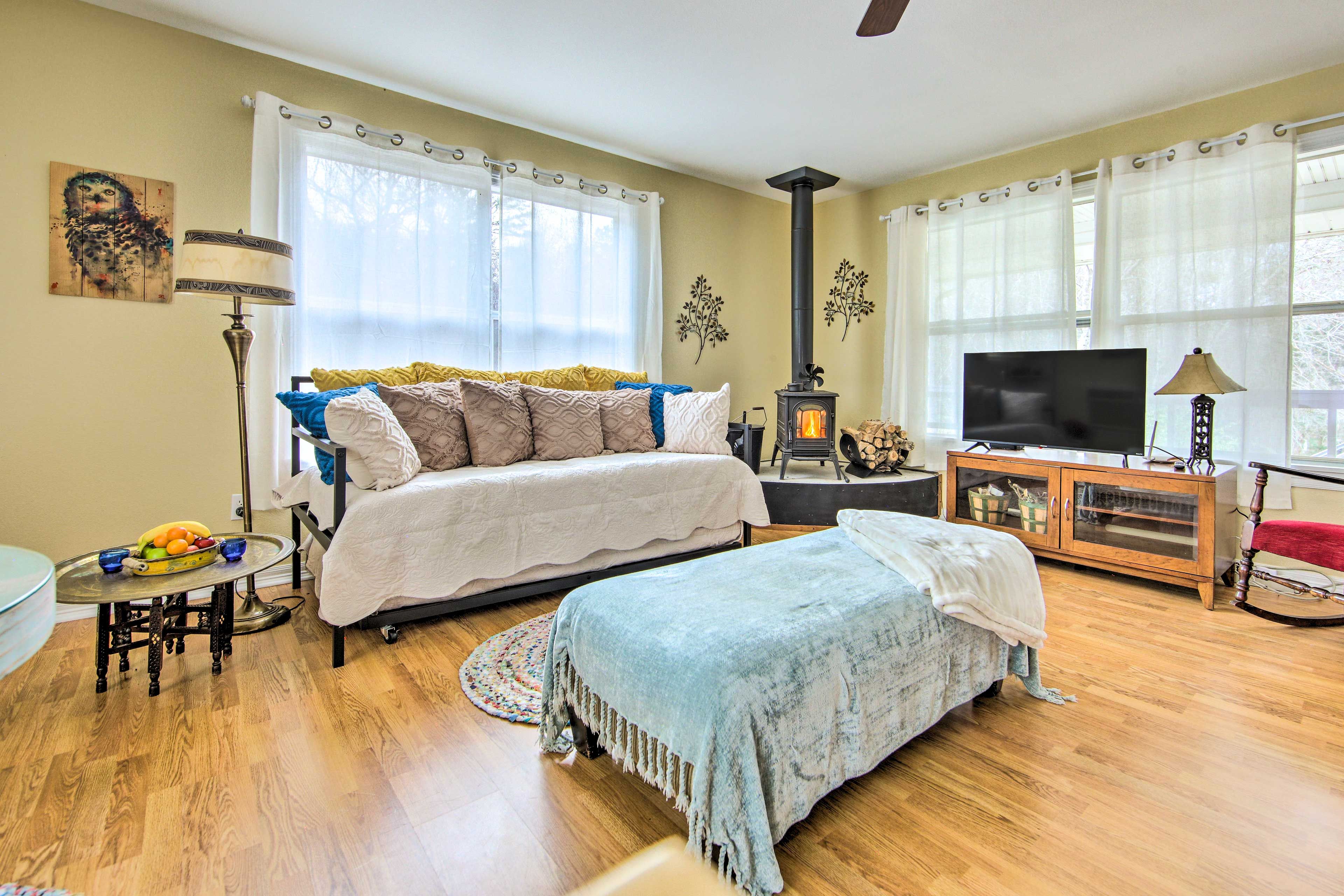 Rusk Vacation Rental | 1BR | 1BA | 800 Sq Ft | Stairs Required to Enter
