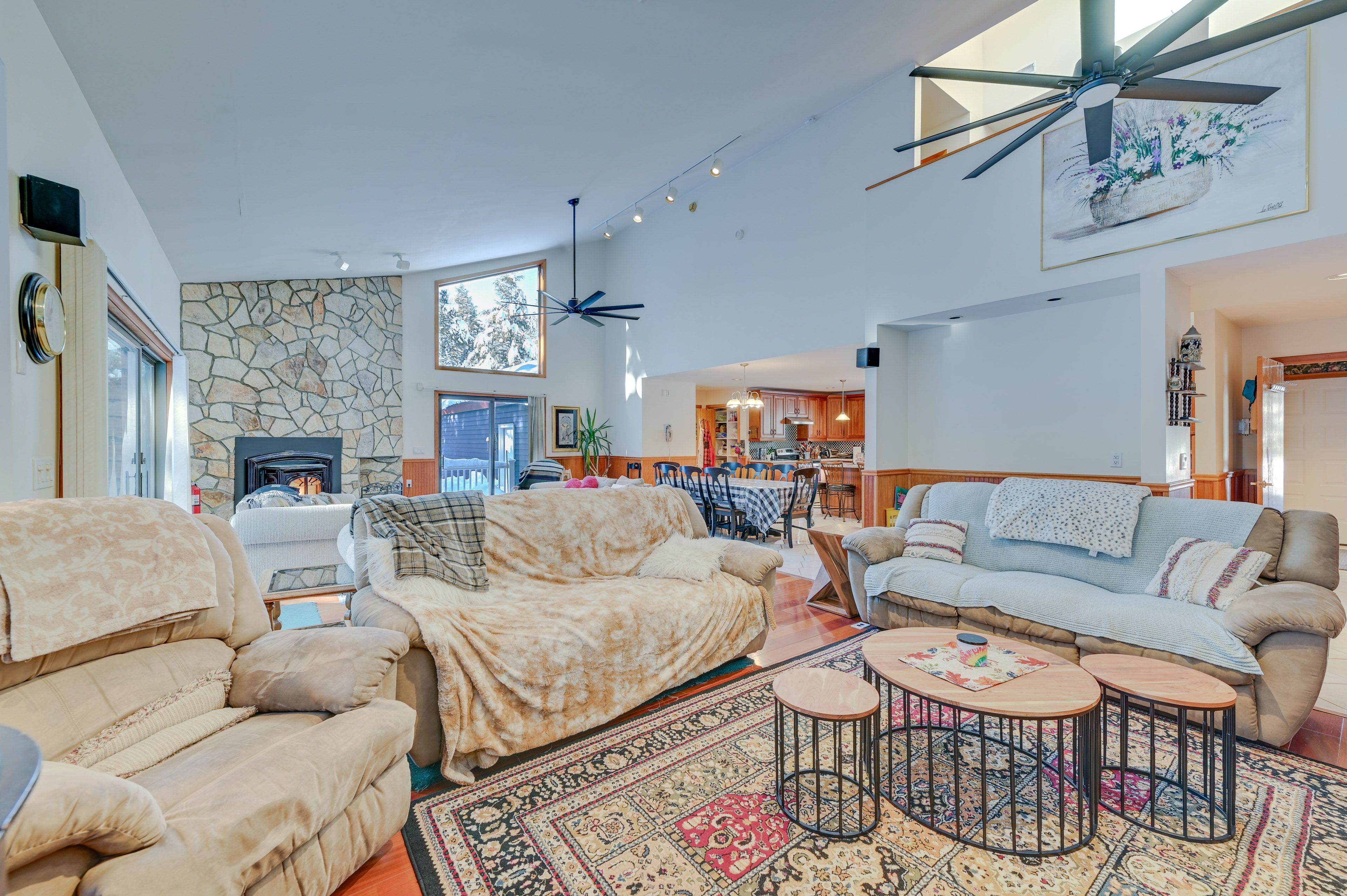 Living Room | Free WiFi | Central A/C | Smart TV
