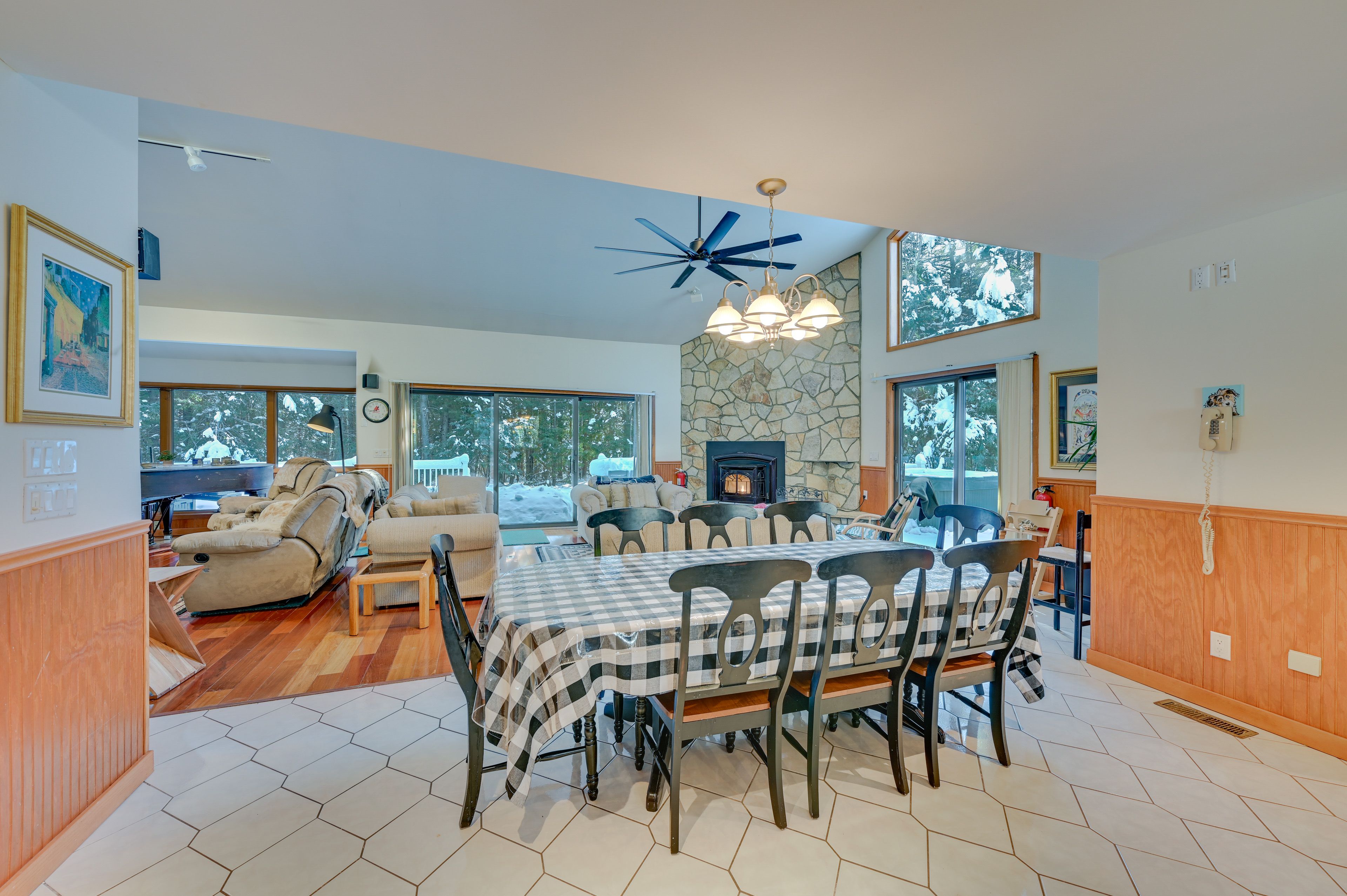 Dining Room | Breakfast Bar | Dishware/Flatware Provided