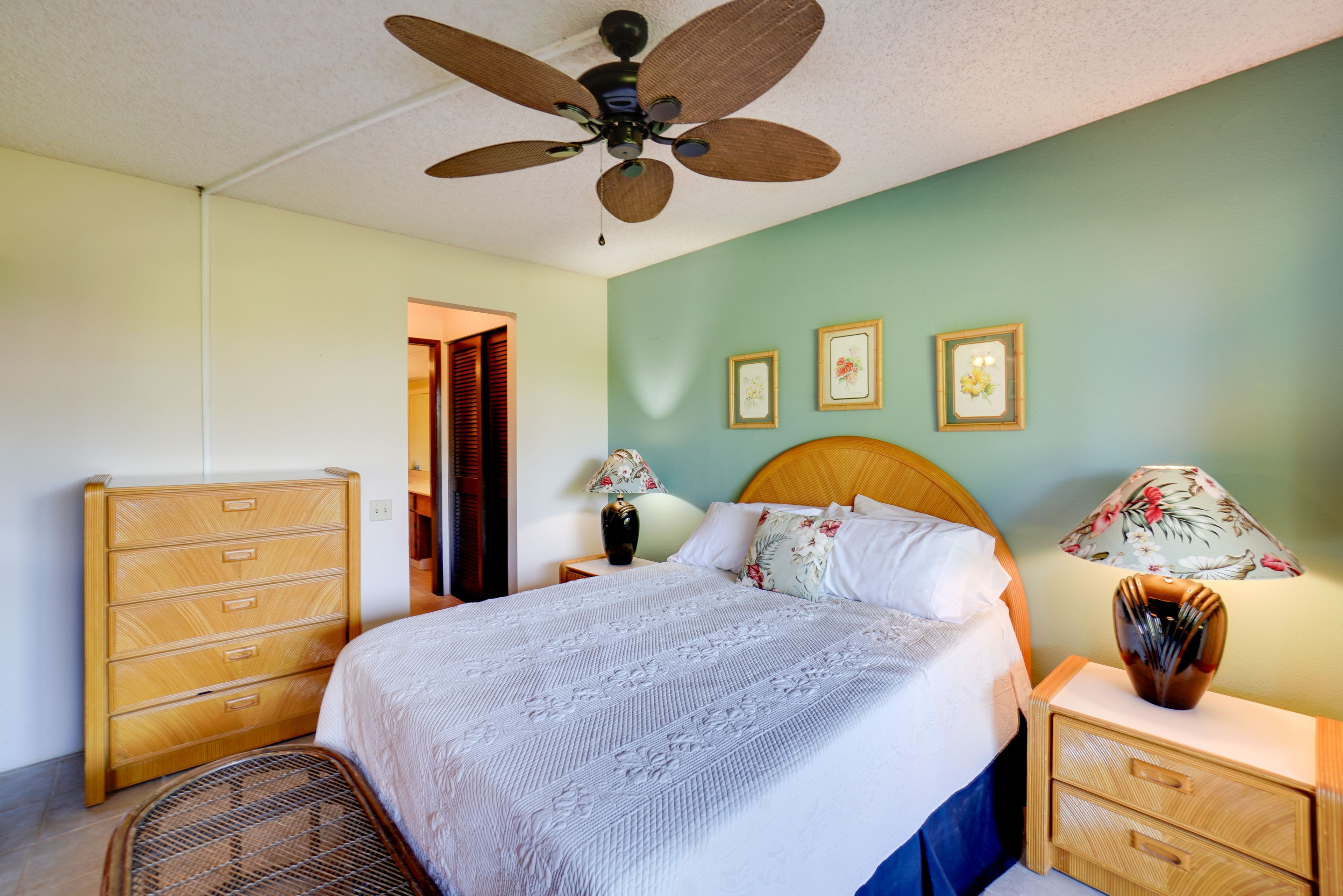 Bedroom | Queen Bed | Linens Provided | Lanai Access