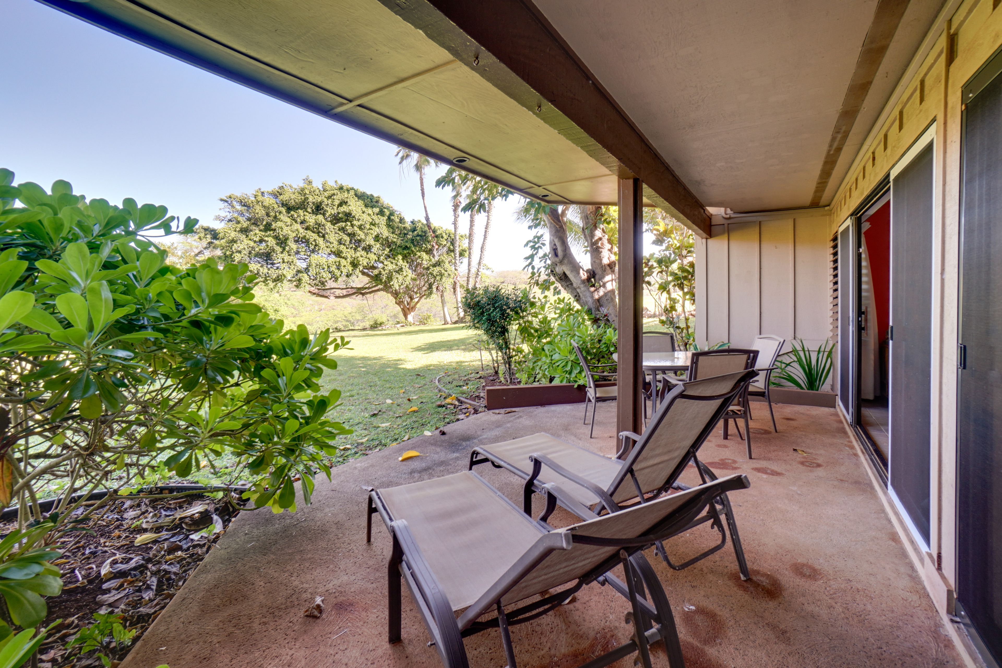 Private Lanai & Outdoor Dining Area