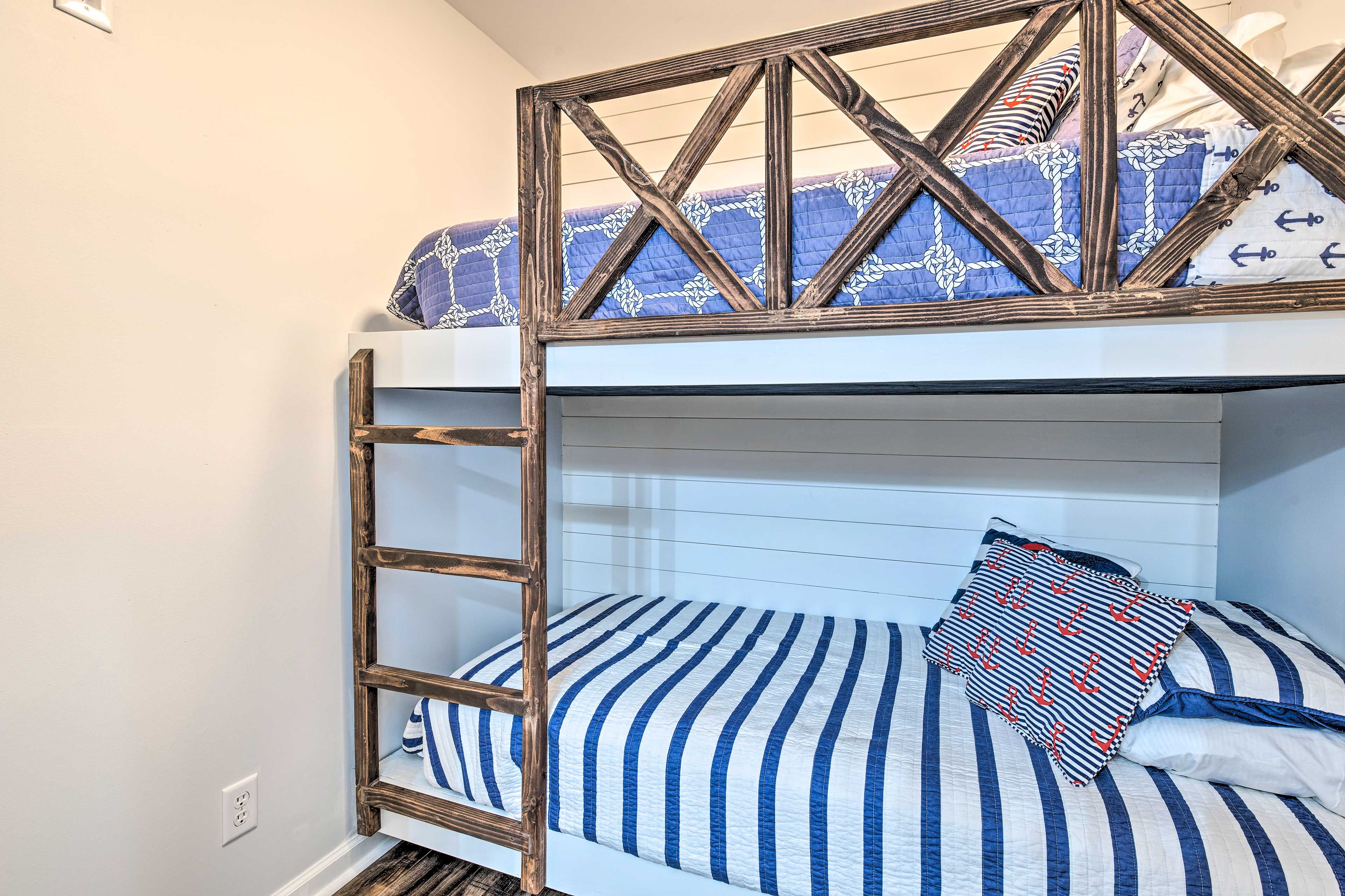 Sleeping Nook | Twin Bunk Bed | Ceiling Fans