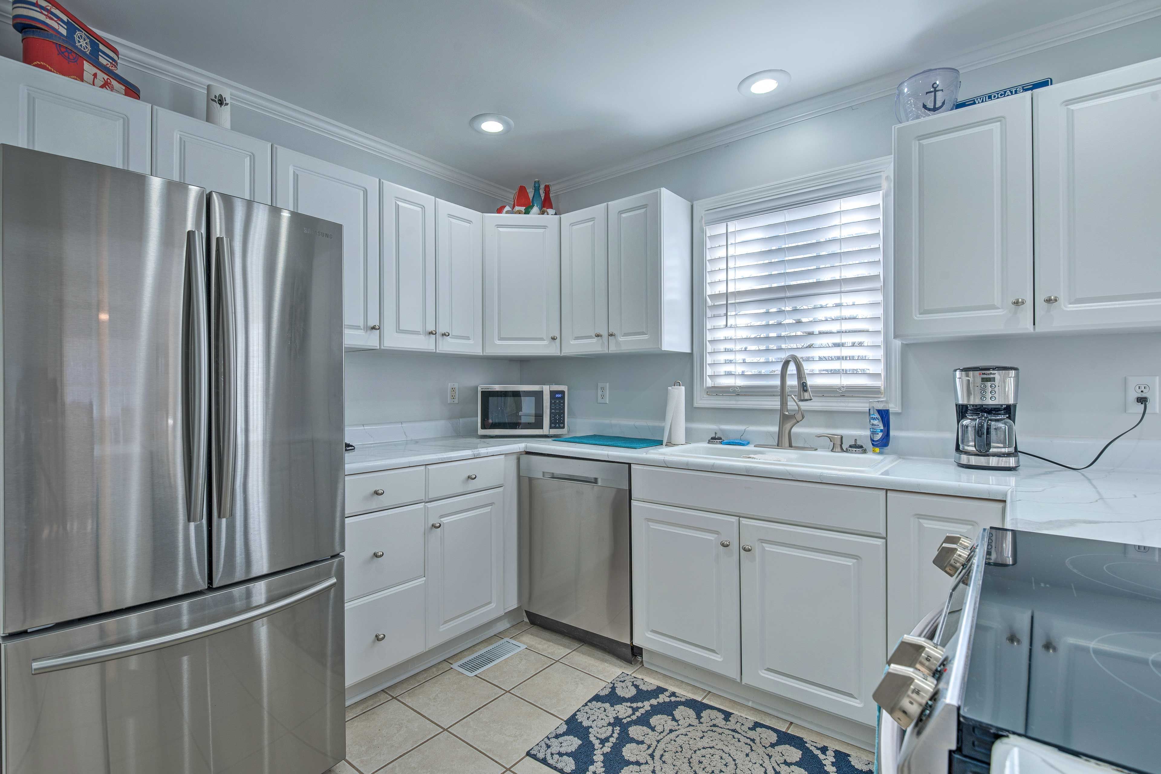 Kitchen | 1,100 Sq Ft | Steps to Lake Kentucky | 1 Mi to Moors Resort & Marina