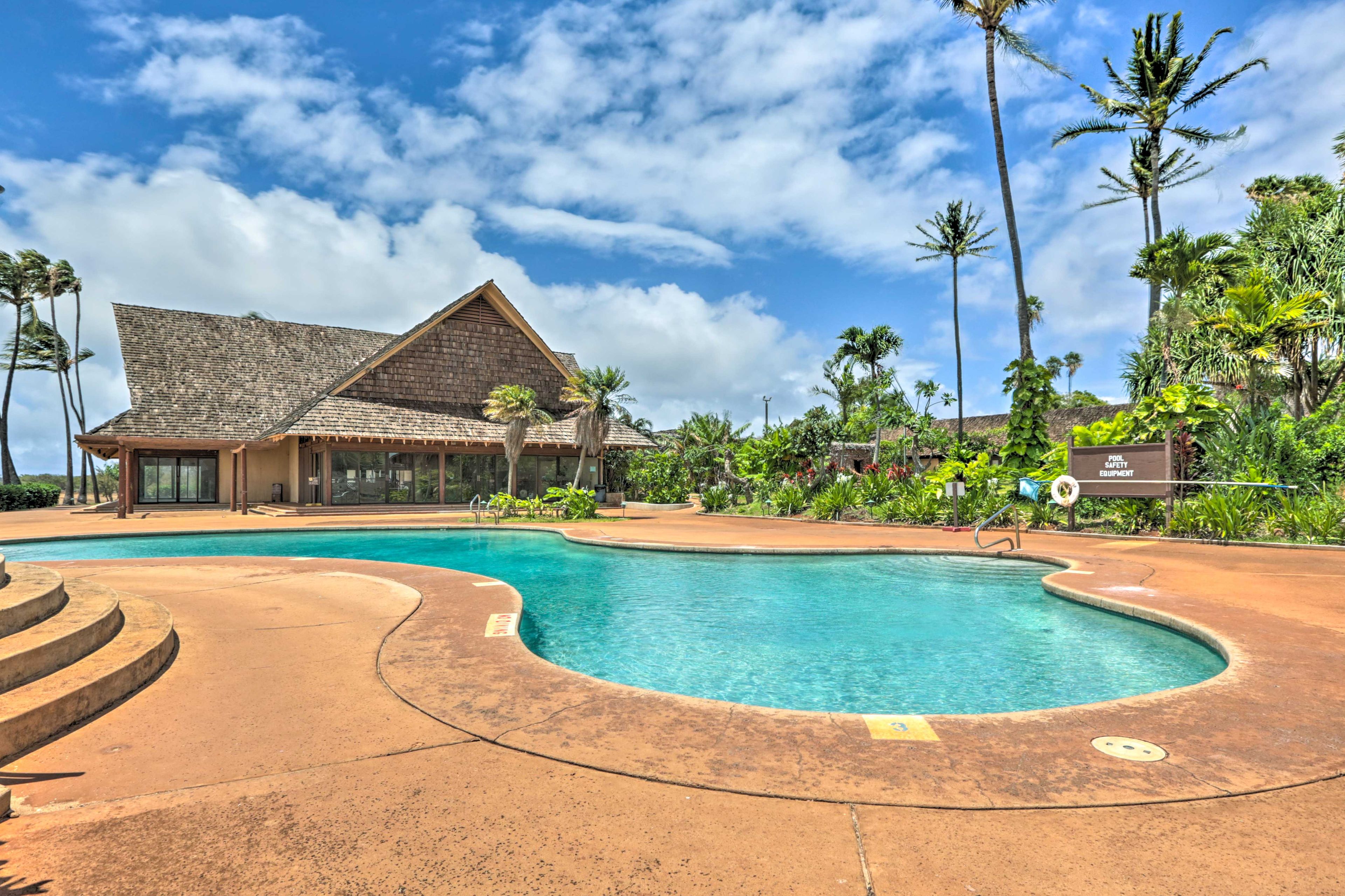 Community Amenities | Outdoor Pool