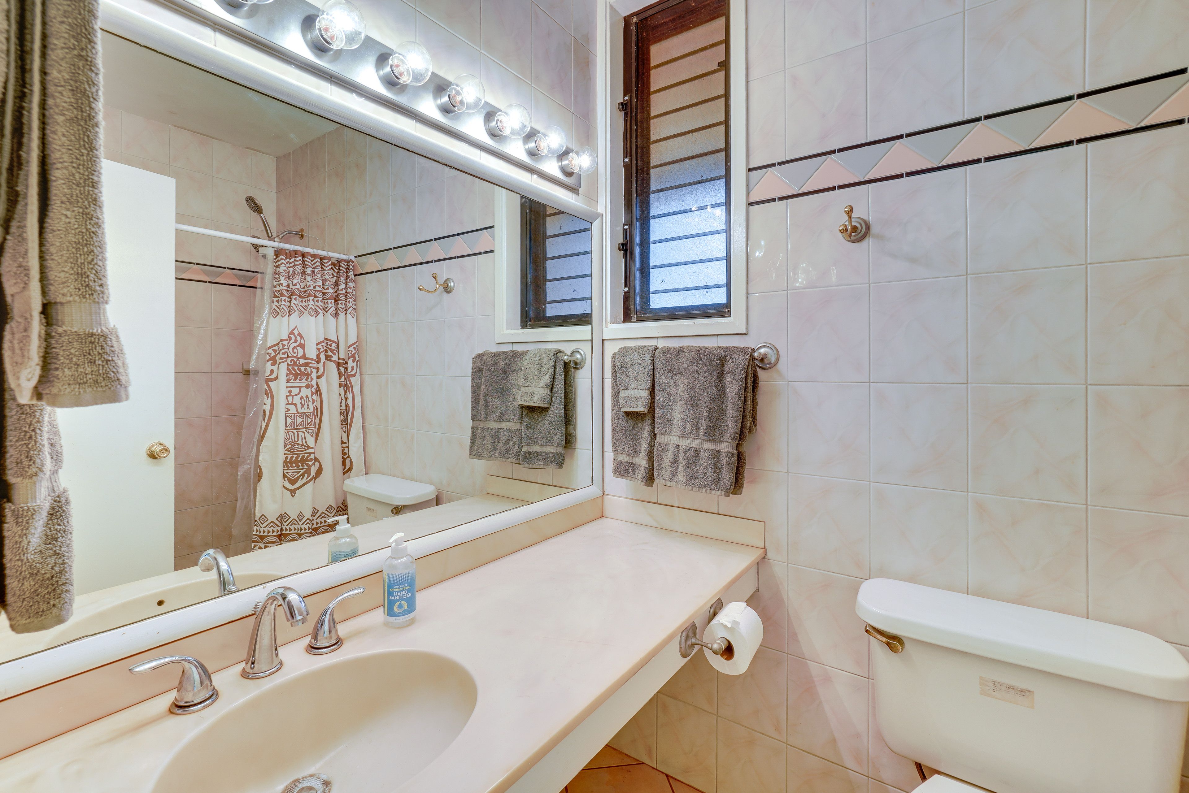 Full Bathroom | Complimentary Toiletries