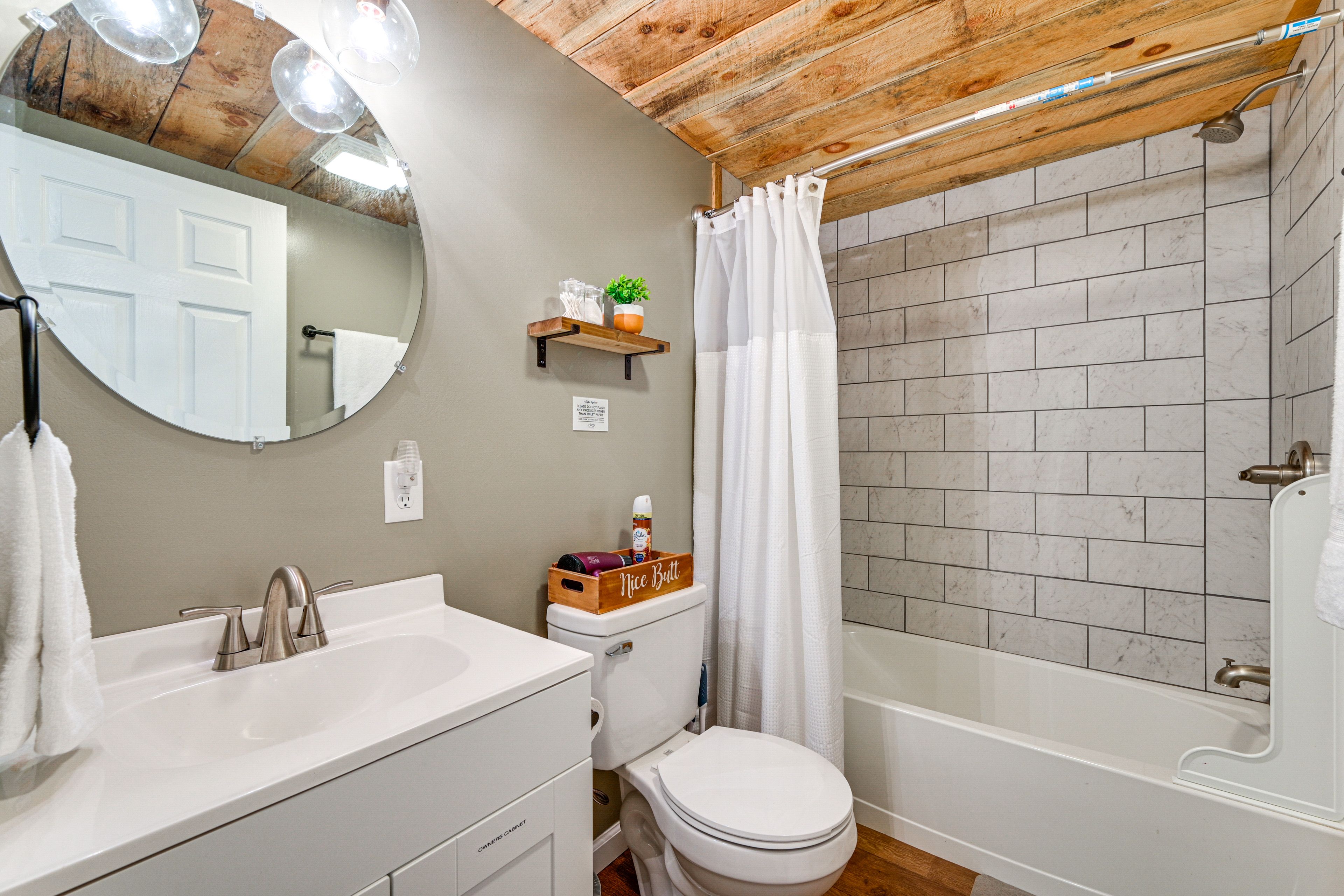 Full Bathroom | Towels Provided | Complimentary Toiletries