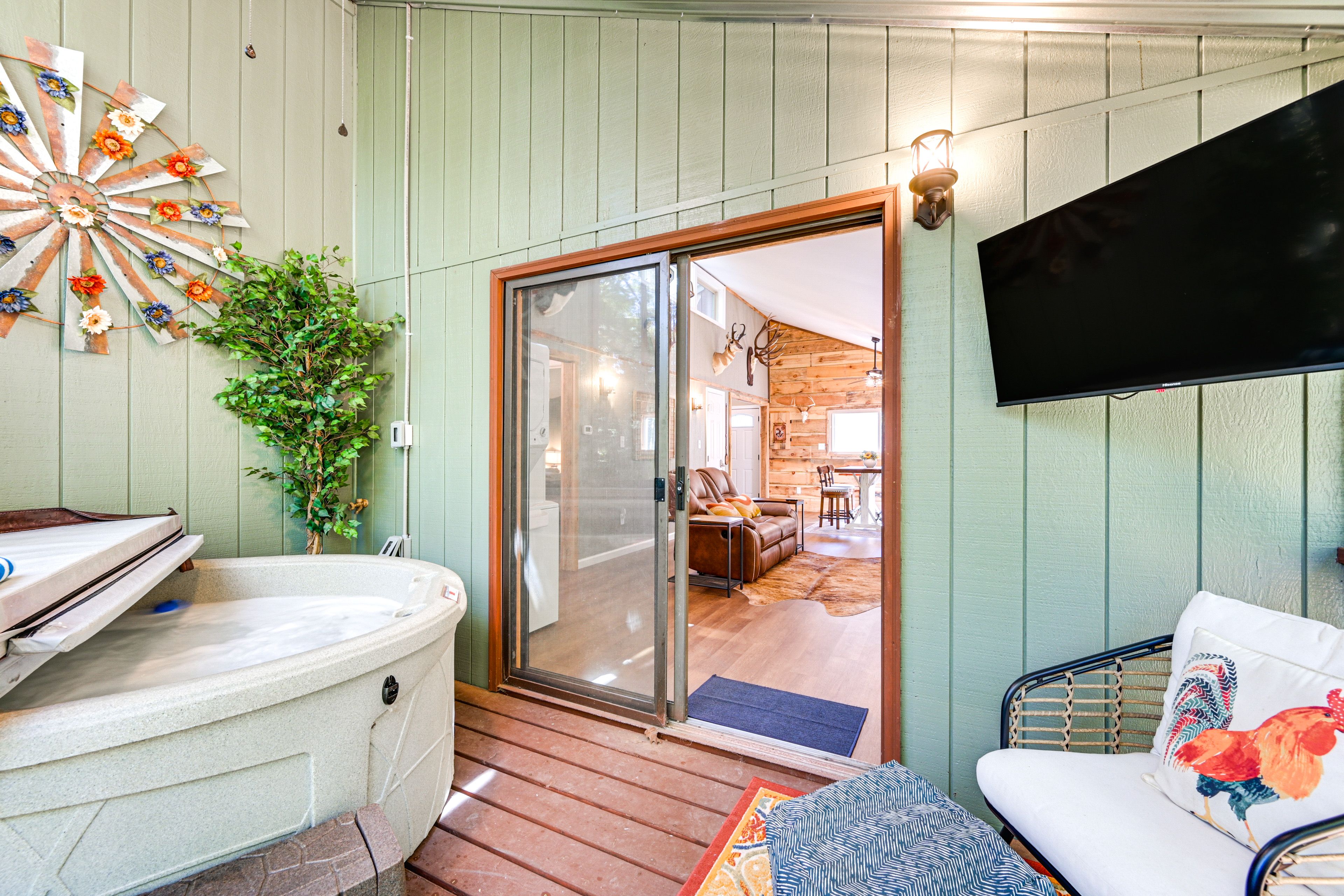 Screened Deck/Balcony | Hot Tub | Smart TV