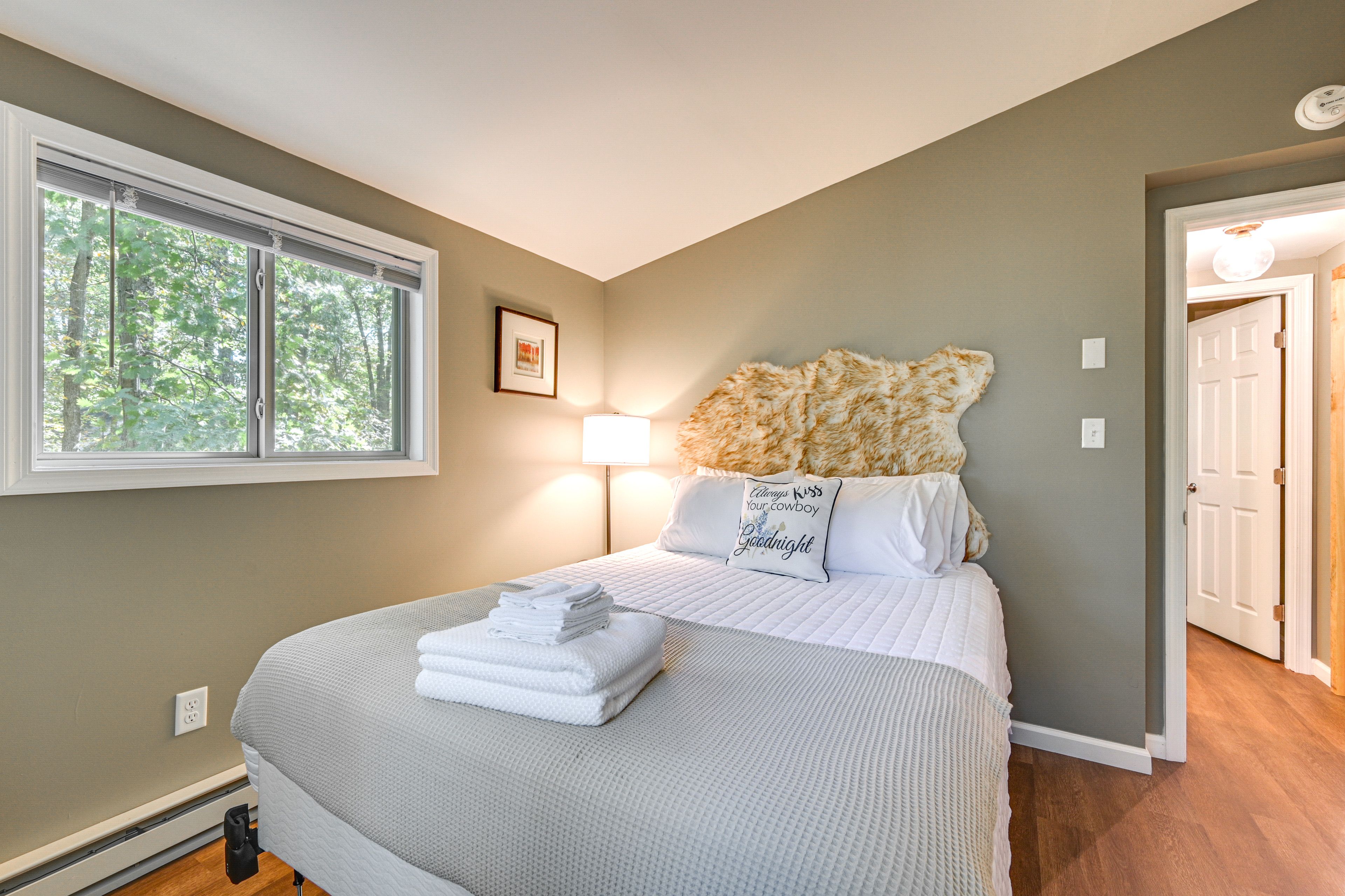 Bedroom 2 | Queen Bed