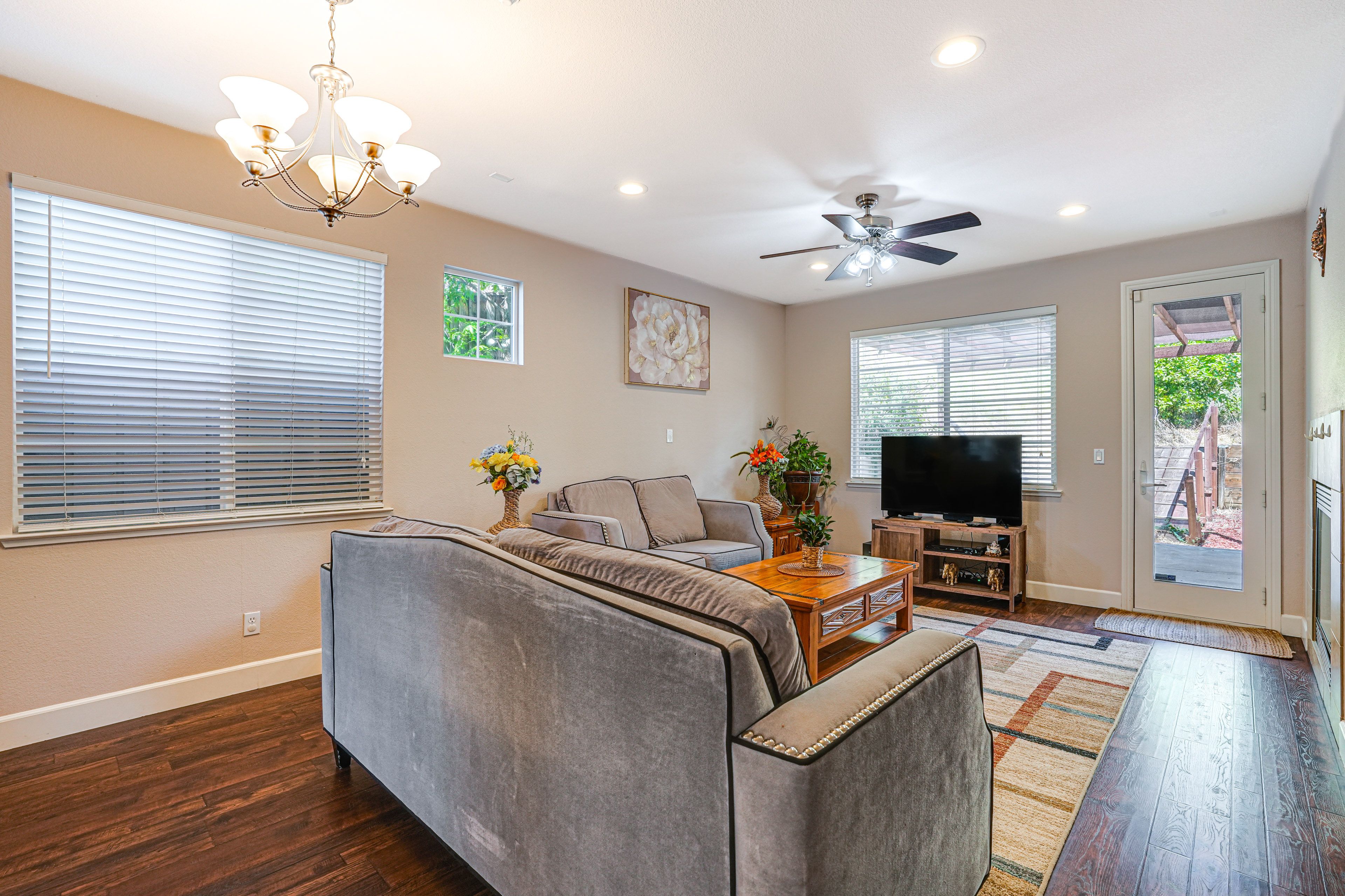 Living Room | Smart TV | Fireplace | Central A/C | Free WiFi | 1st Floor