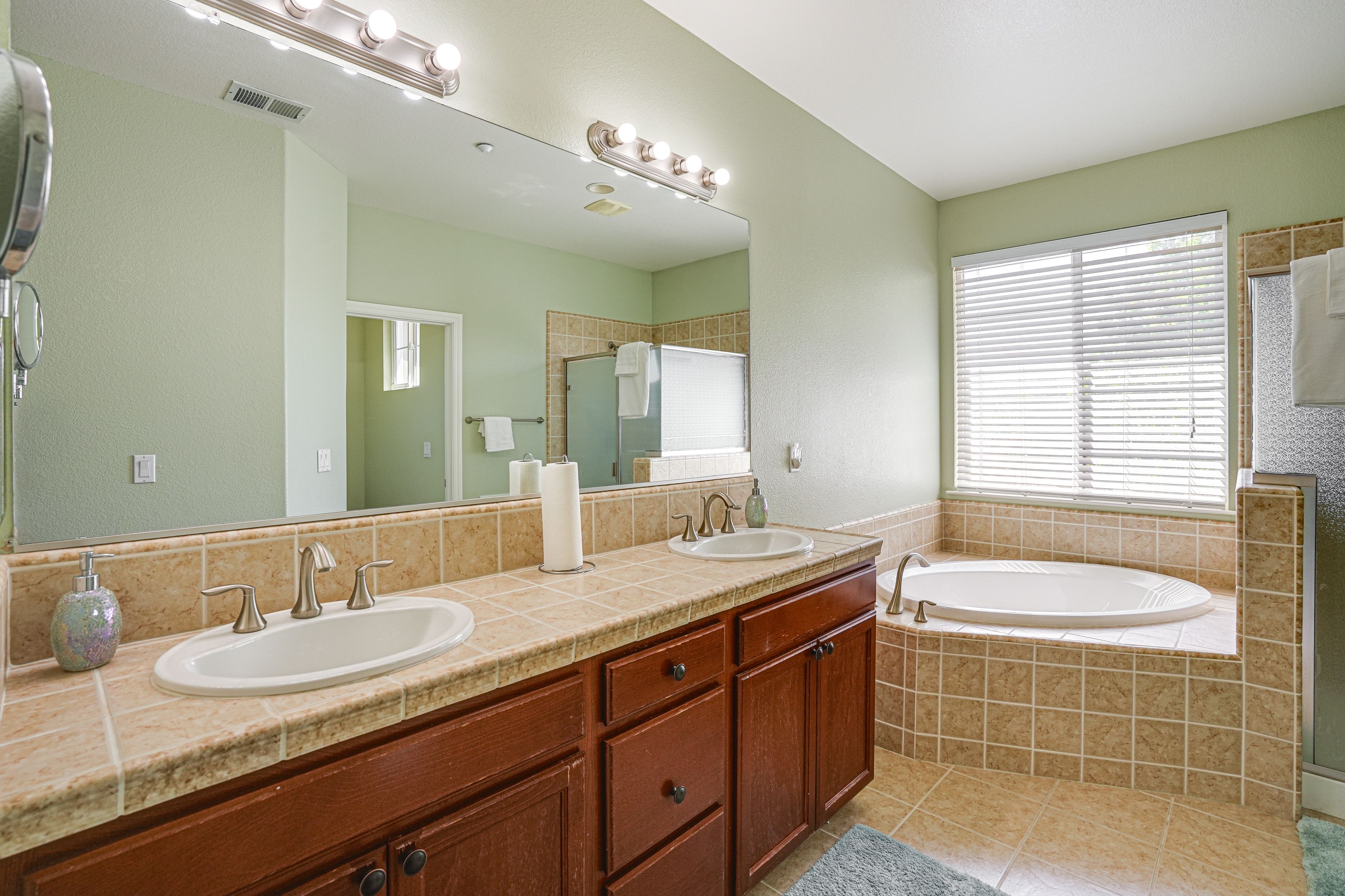 En-Suite Bathroom | 2nd Floor