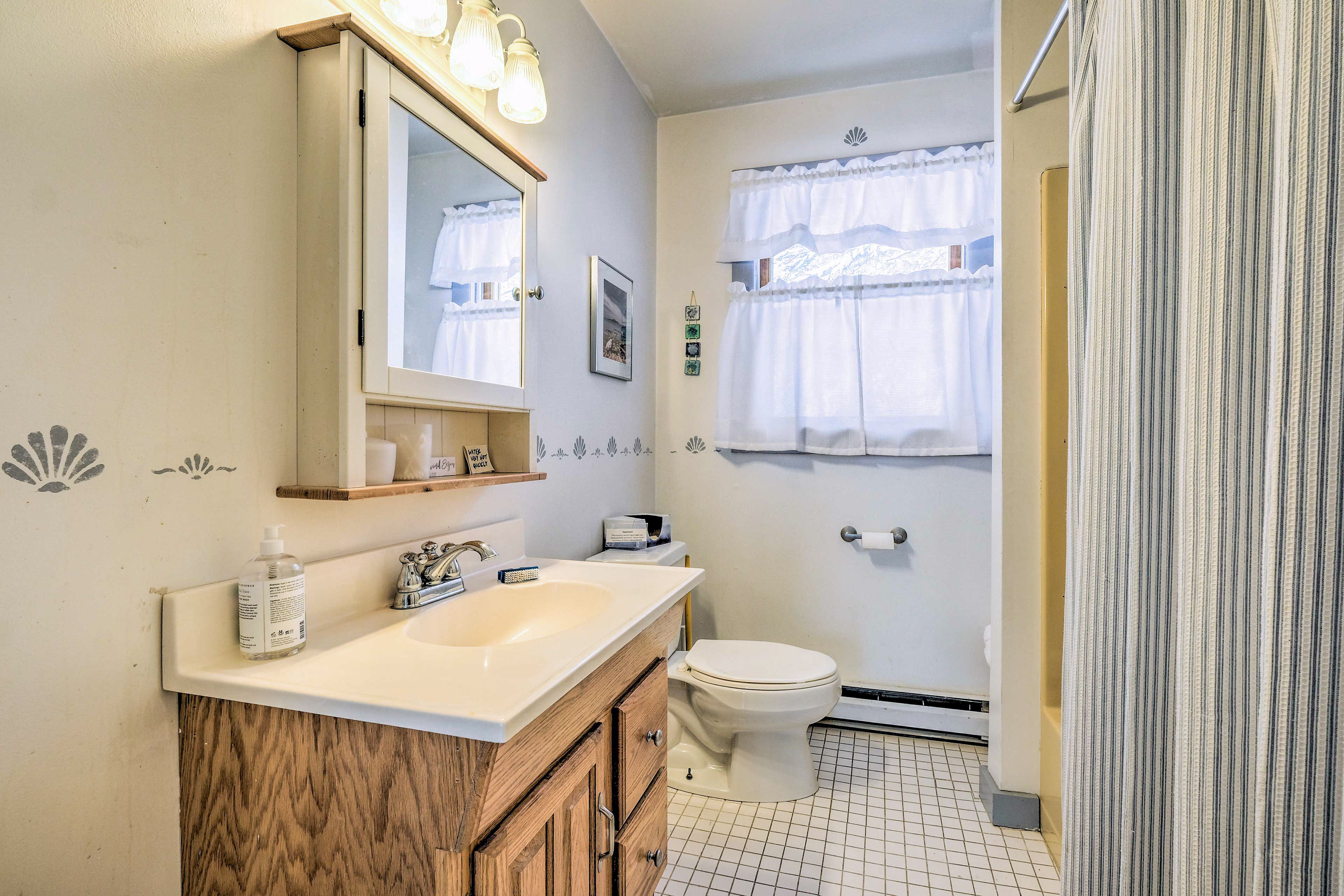 Full Bathroom | Towels Provided