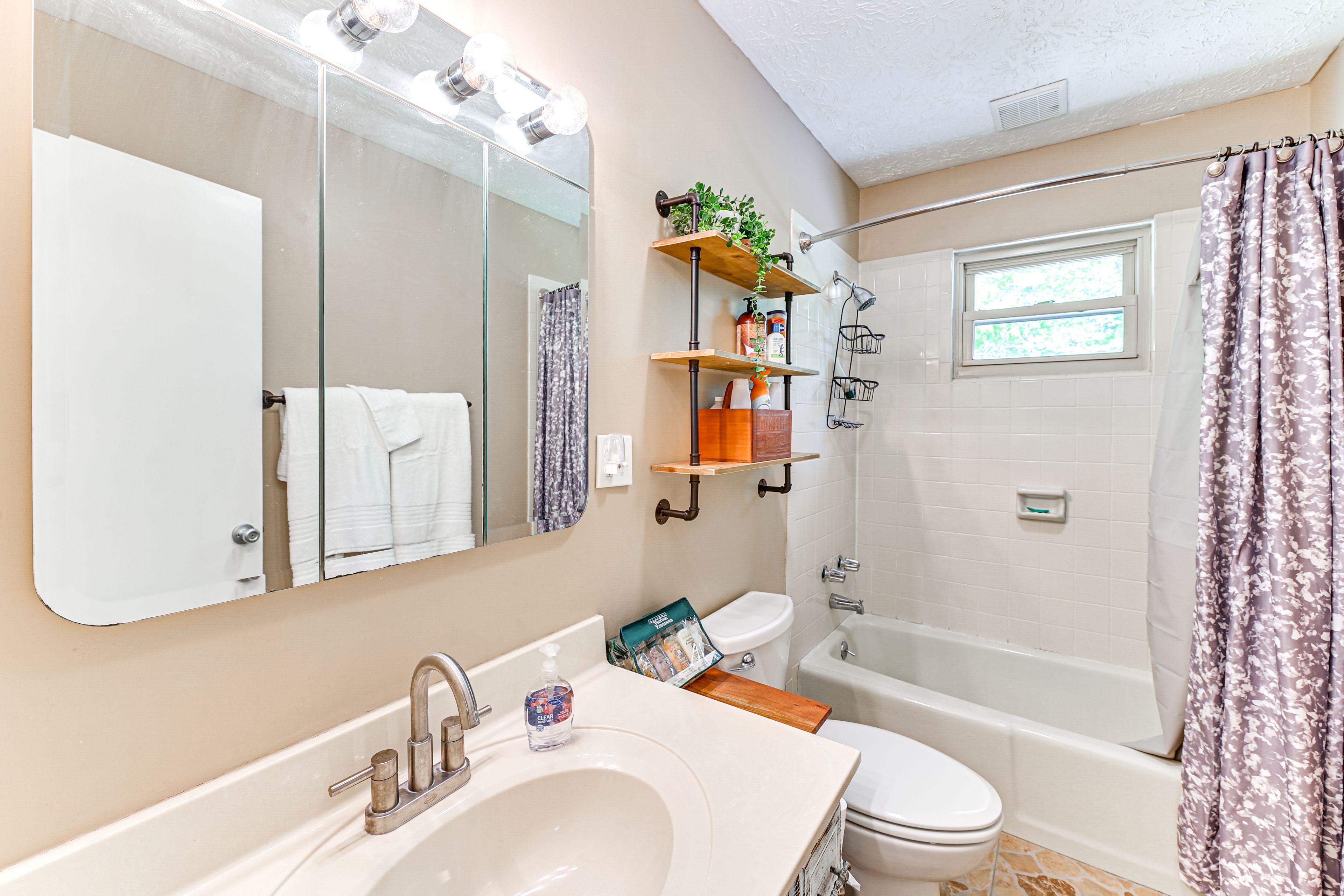 Full Bathroom | Towels Provided