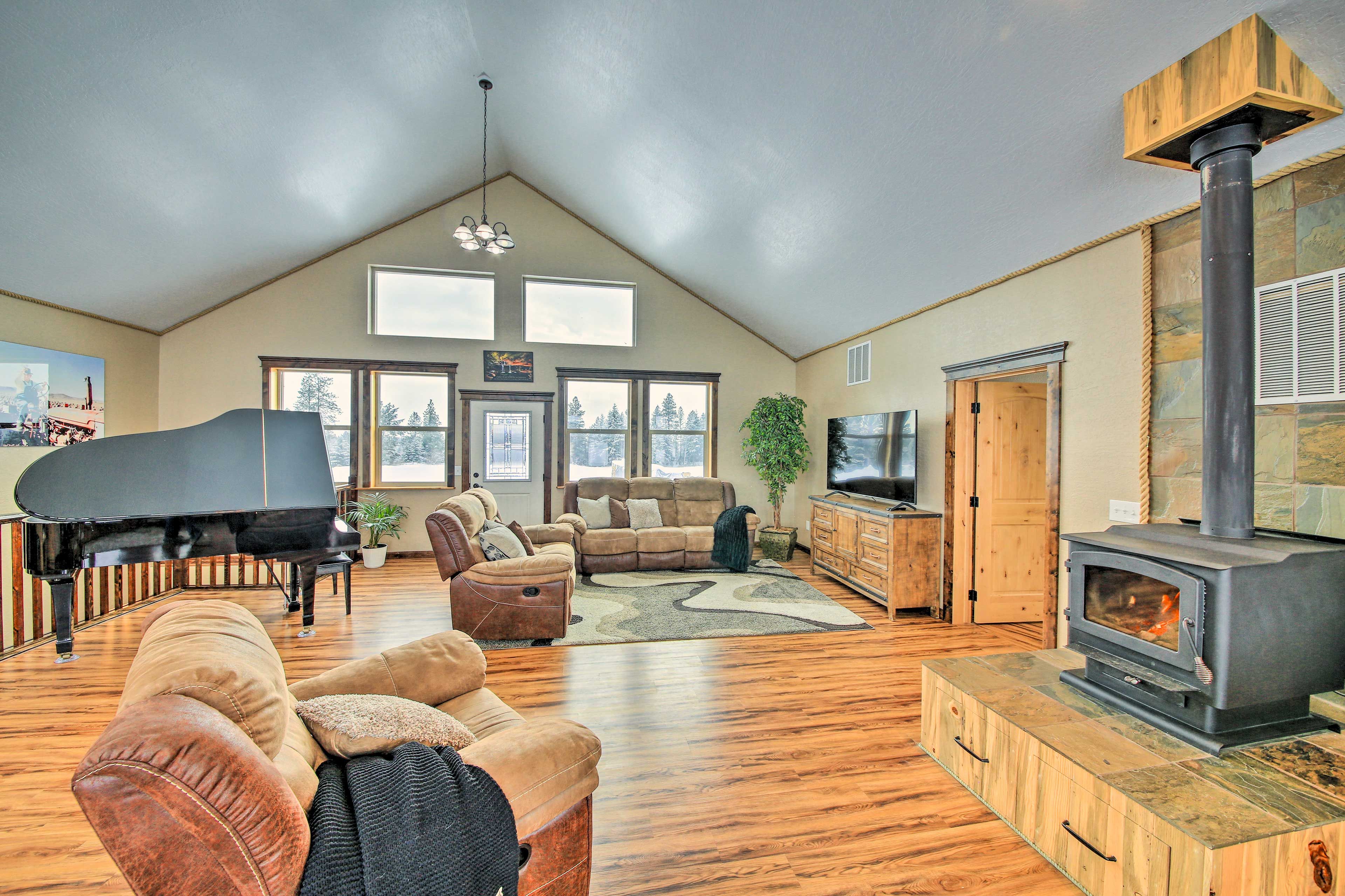 Living Room | Fireplace | Free WiFi