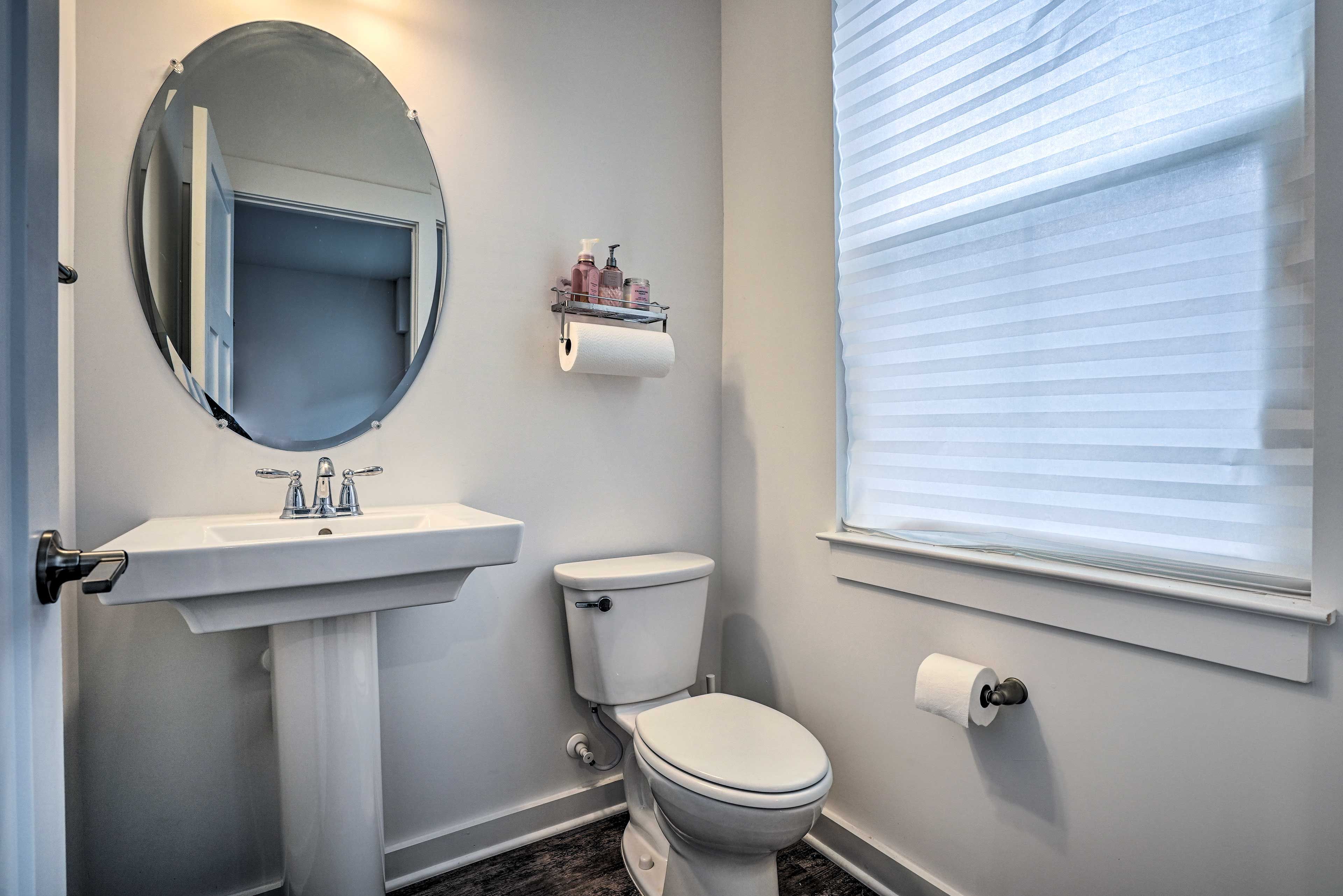 Half Bathroom | 1st Floor | Towels Provided